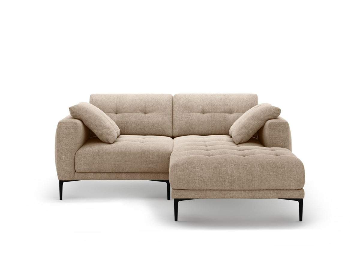 Ecksofa Lazio Rechts in Beige-Sorella mit Tweed-Bezugsstoff, schwarzen Metallbeinen und grosszügiger Récamiere, Massivholzrahmen sichtbar.