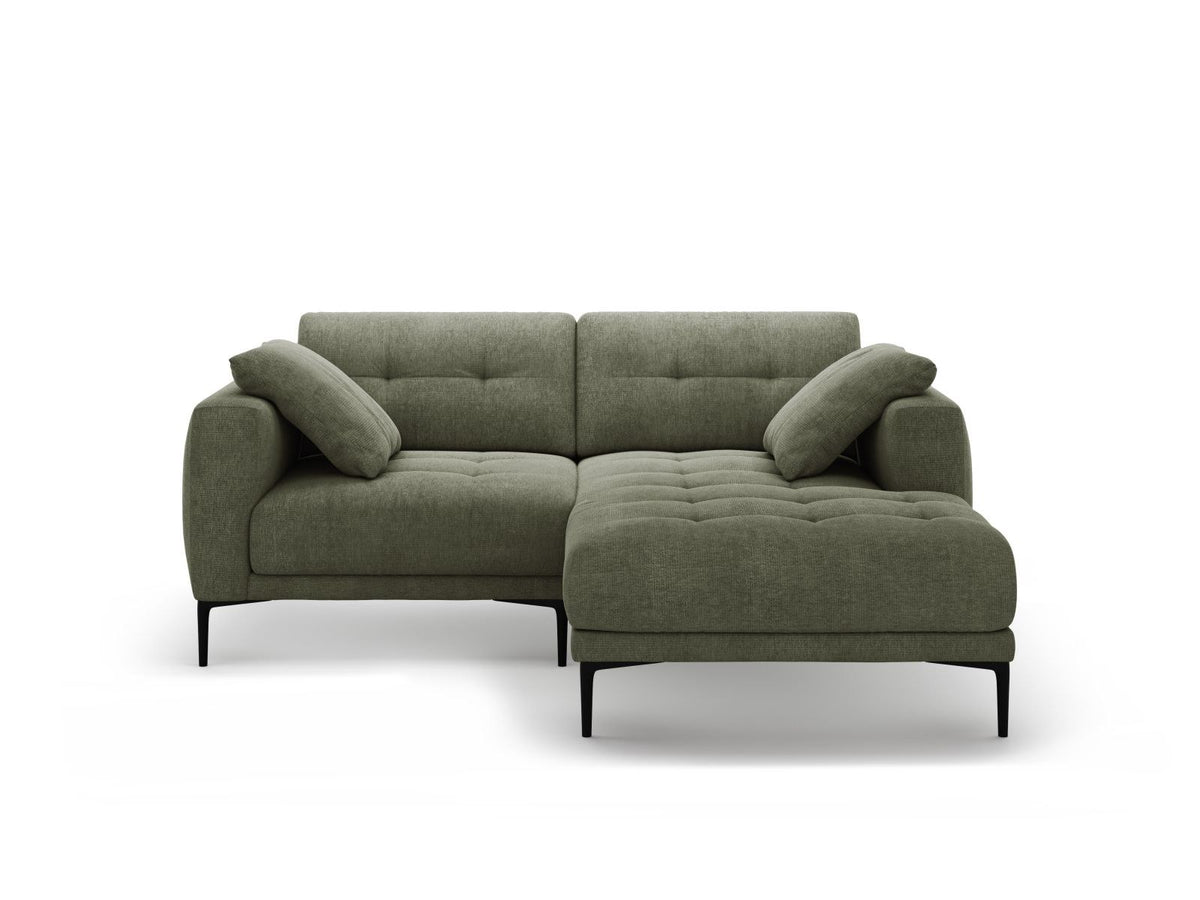 Ecksofa Lazio Rechts in Beige-Sorella mit Tweed-Bezugsstoff, schwarzen Metallbeinen und grosszügiger Récamiere, Massivholzrahmen sichtbar.
