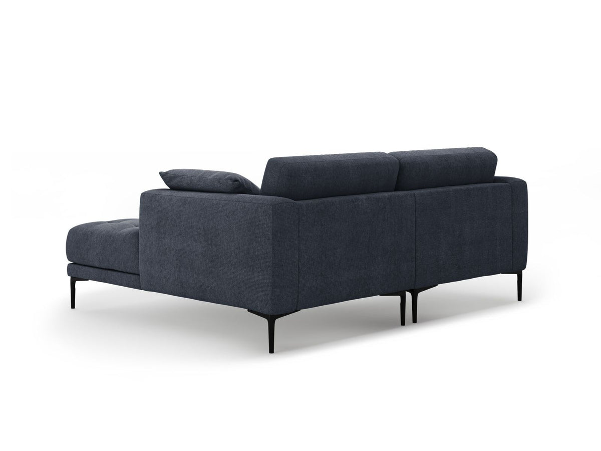 Ecksofa Lazio Rechts in Beige-Sorella mit Tweed-Bezugsstoff, schwarzen Metallbeinen und grosszügiger Récamiere, Massivholzrahmen sichtbar.