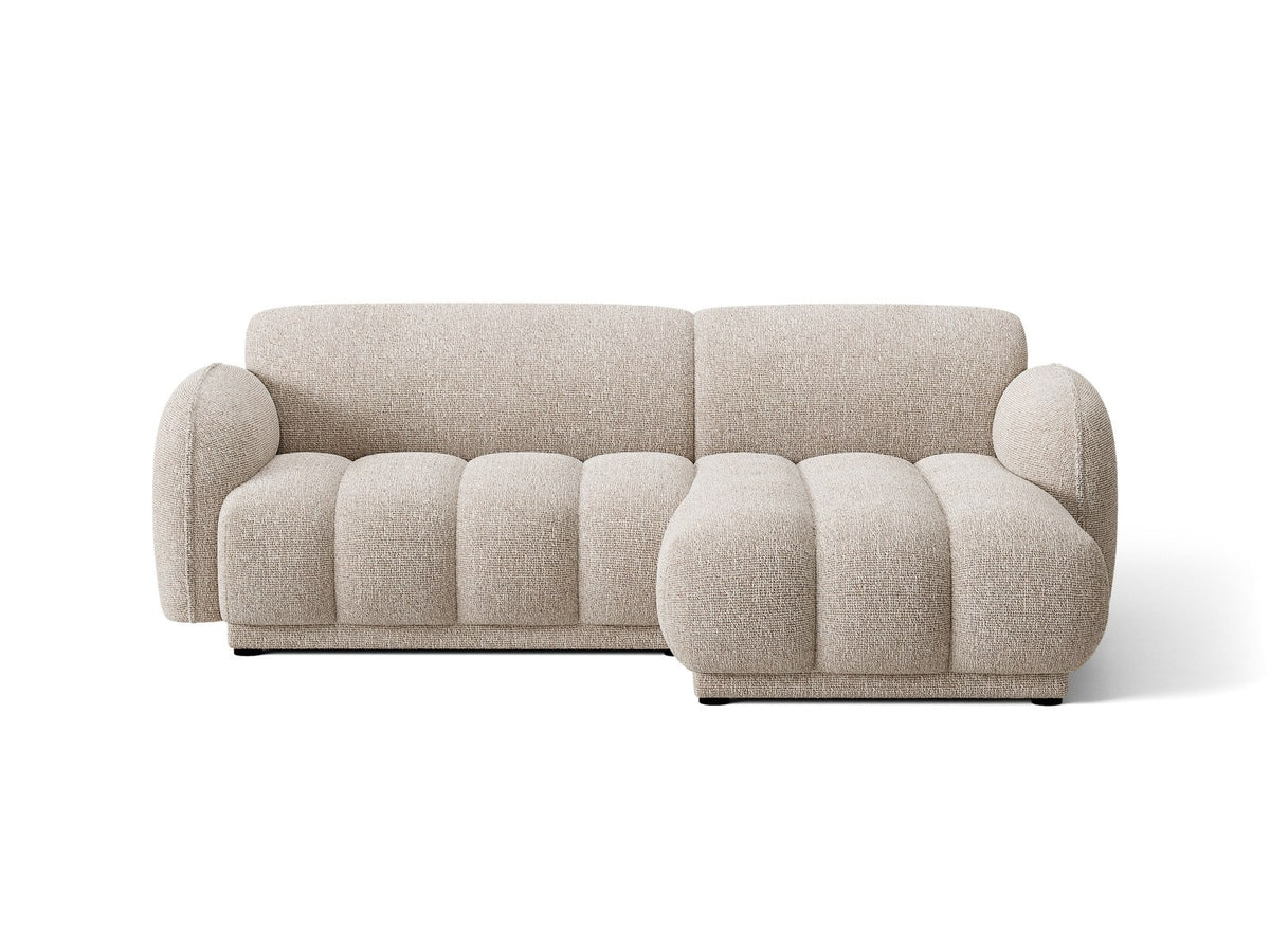 Beiges Ecksofa Bilbao mit Bouclé-Stoff Miles Sand, rechtsseitiger Récamiere, schwarzen Kunststoffbeinen und klarer, moderner Formgebung.
