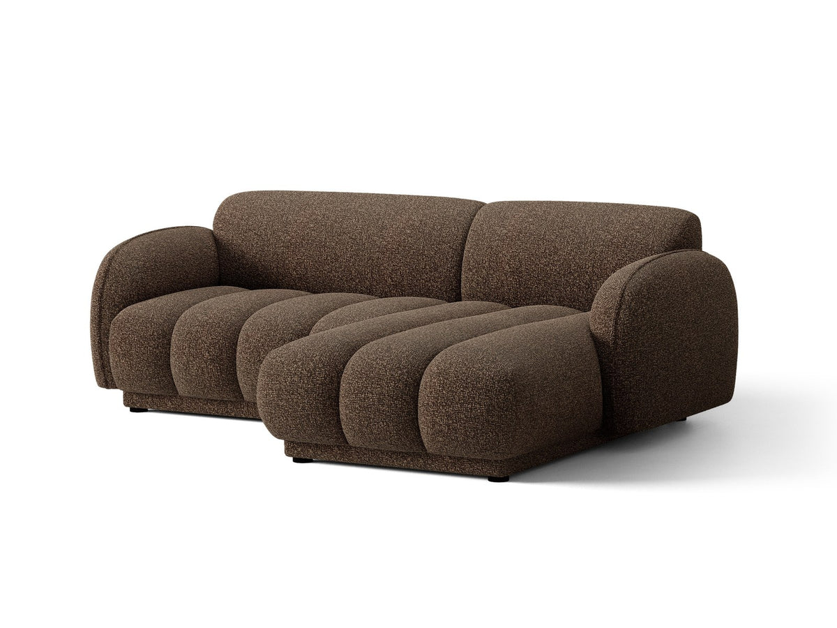 Beiges Ecksofa Bilbao mit Bouclé-Stoff Miles Sand, rechtsseitiger Récamiere, schwarzen Kunststoffbeinen und klarer, moderner Formgebung.
