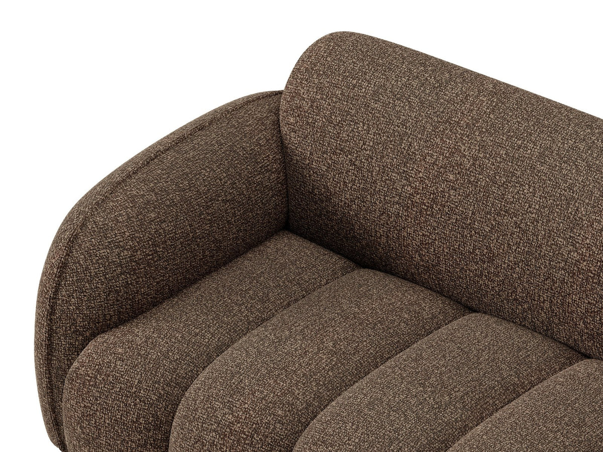 Beiges Ecksofa Bilbao mit Bouclé-Stoff Miles Sand, rechtsseitiger Récamiere, schwarzen Kunststoffbeinen und klarer, moderner Formgebung.