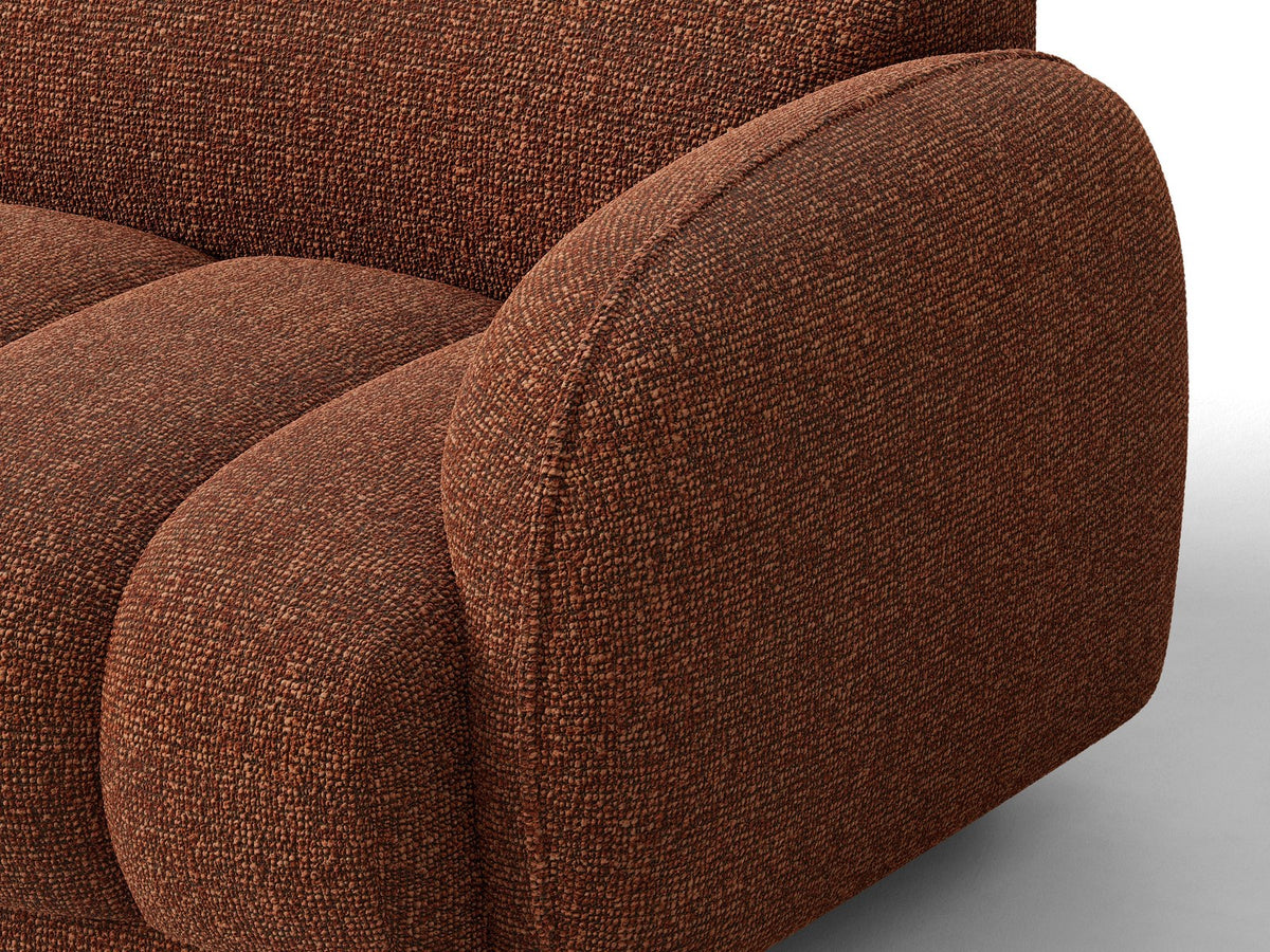 Beiges Ecksofa Bilbao mit Bouclé-Stoff Miles Sand, rechtsseitiger Récamiere, schwarzen Kunststoffbeinen und klarer, moderner Formgebung.