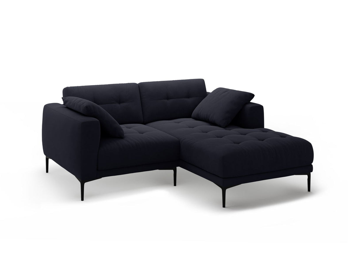 Samtsofa Lazio in Beige-Salvador mit schwarzen Metallbeinen, Récamiere rechts, Velours-Stoff und moderner Form für 2 Sitzer.