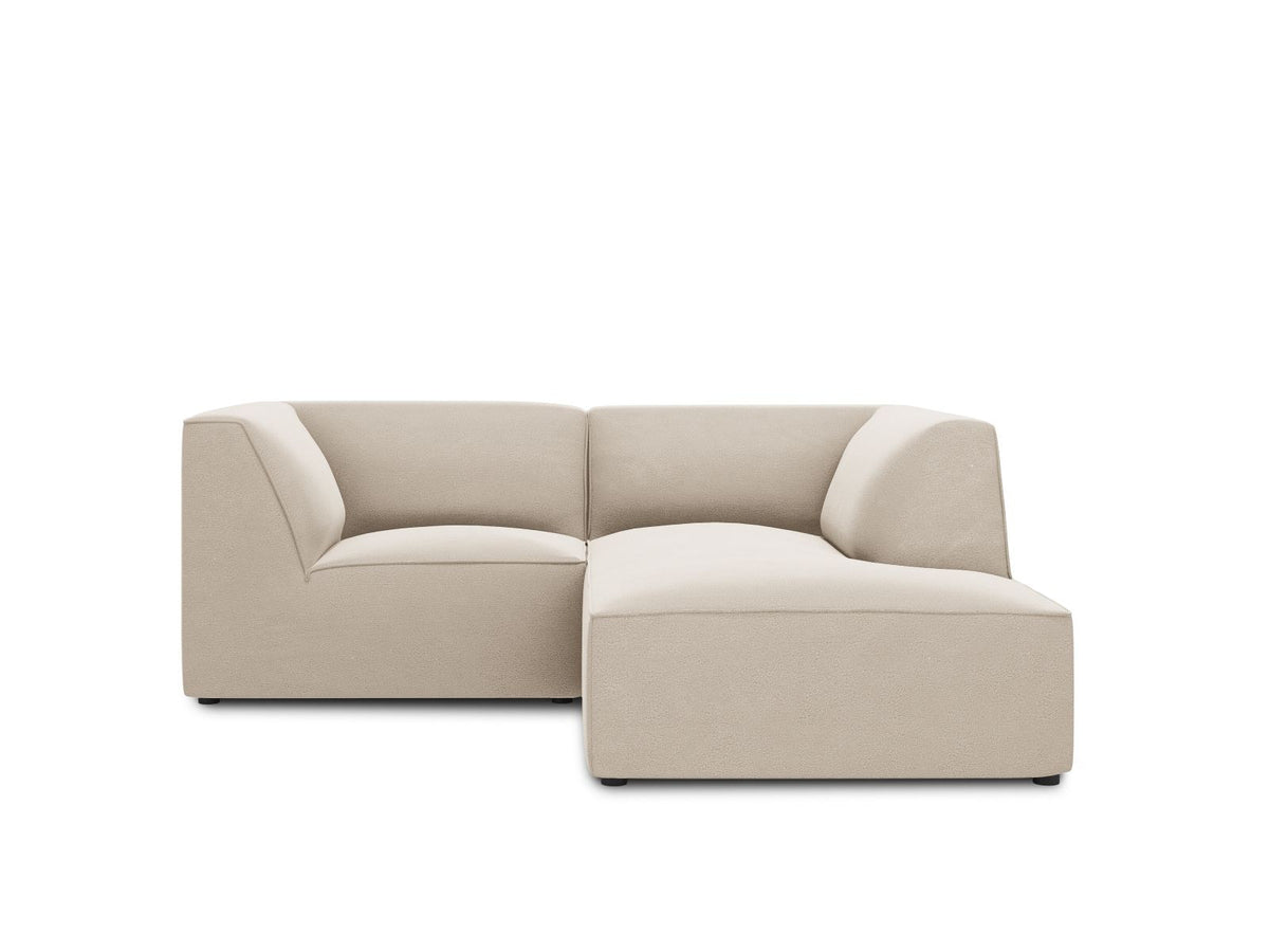 Modulares Ecksofa Siena in Beige-Salvador Samtstoff mit Récamiere, schwarzen Kunststoffbeinen und massivem Holzrahmen, rechts ausgerichtet.