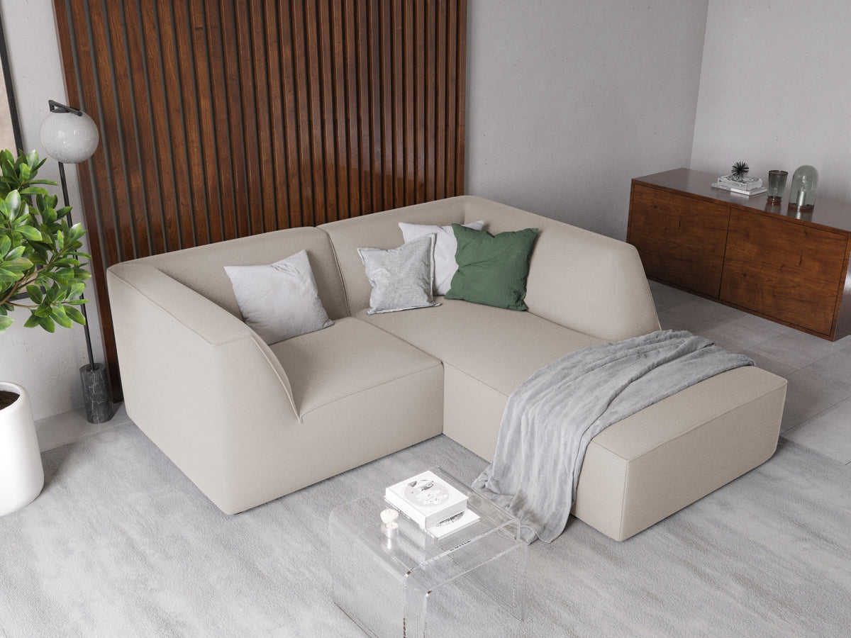 Modulares Ecksofa Siena in Beige-Salvador Samtstoff mit Récamiere, schwarzen Kunststoffbeinen und massivem Holzrahmen, rechts ausgerichtet.