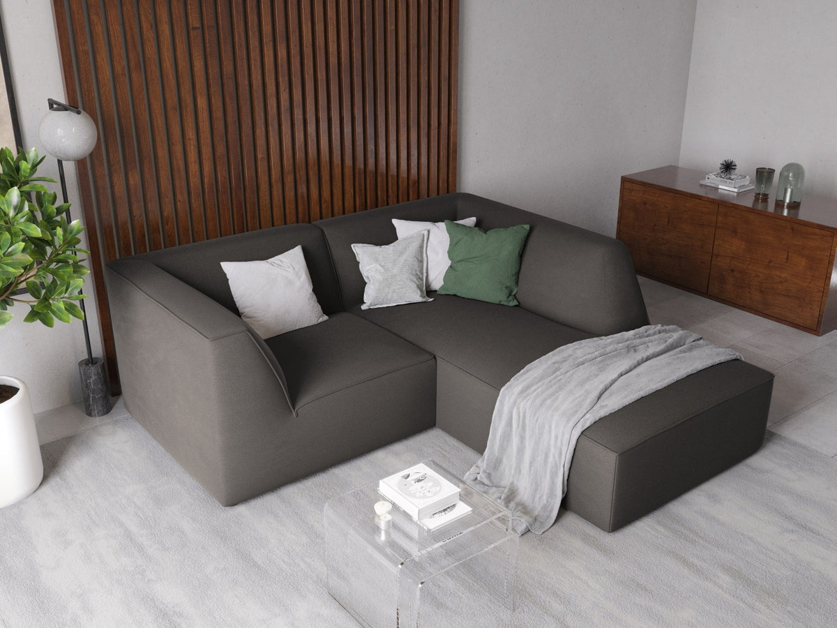 Modulares Ecksofa Siena in Beige-Salvador Samtstoff mit Récamiere, schwarzen Kunststoffbeinen und massivem Holzrahmen, rechts ausgerichtet.