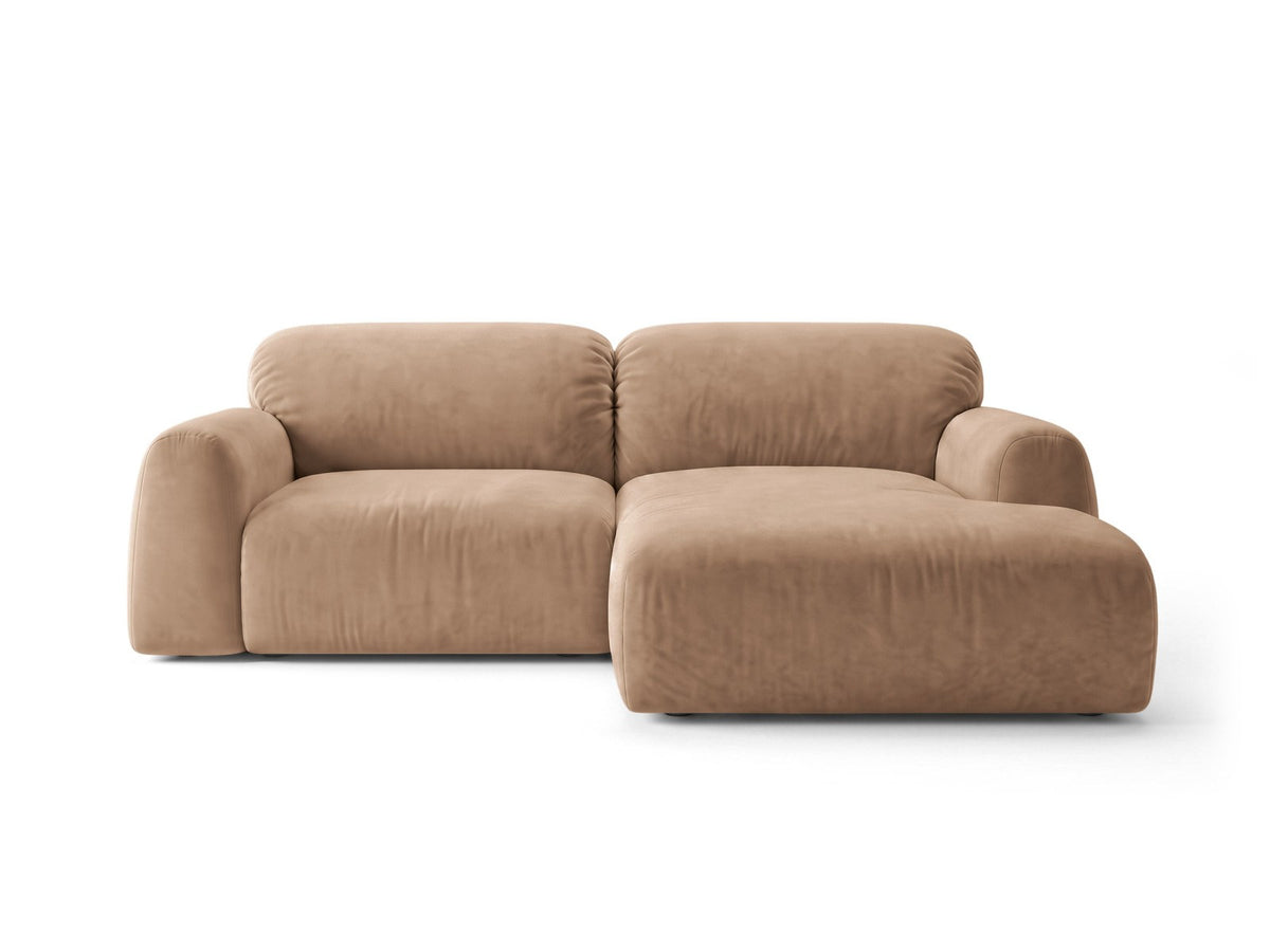 Ecksofa Milan rechts mit Récamiere, Bluvel-Bezug und schwarzen Kunststoffbeinen