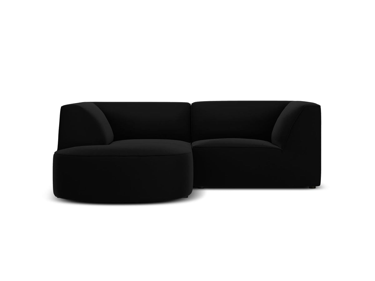 Modulares Ecksofa in Beige-Samt mit Récamiere links, Massivholzrahmen, schwarzen Kunststoffbeinen und weicher Samtpolsterung.