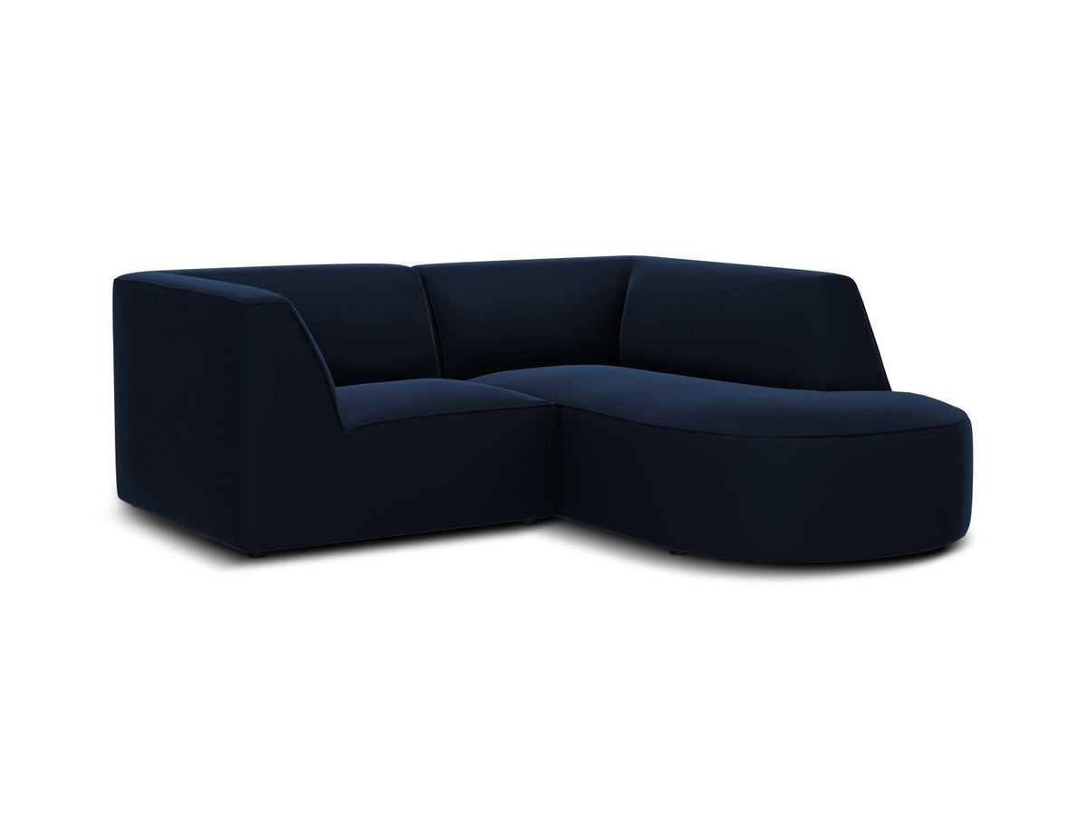 Modulares Ecksofa Siena in Beige-Salvador Samtstoff mit Récamiere, schwarzen Kunststoffbeinen und massivem Holzrahmen, rechts ausgerichtet.