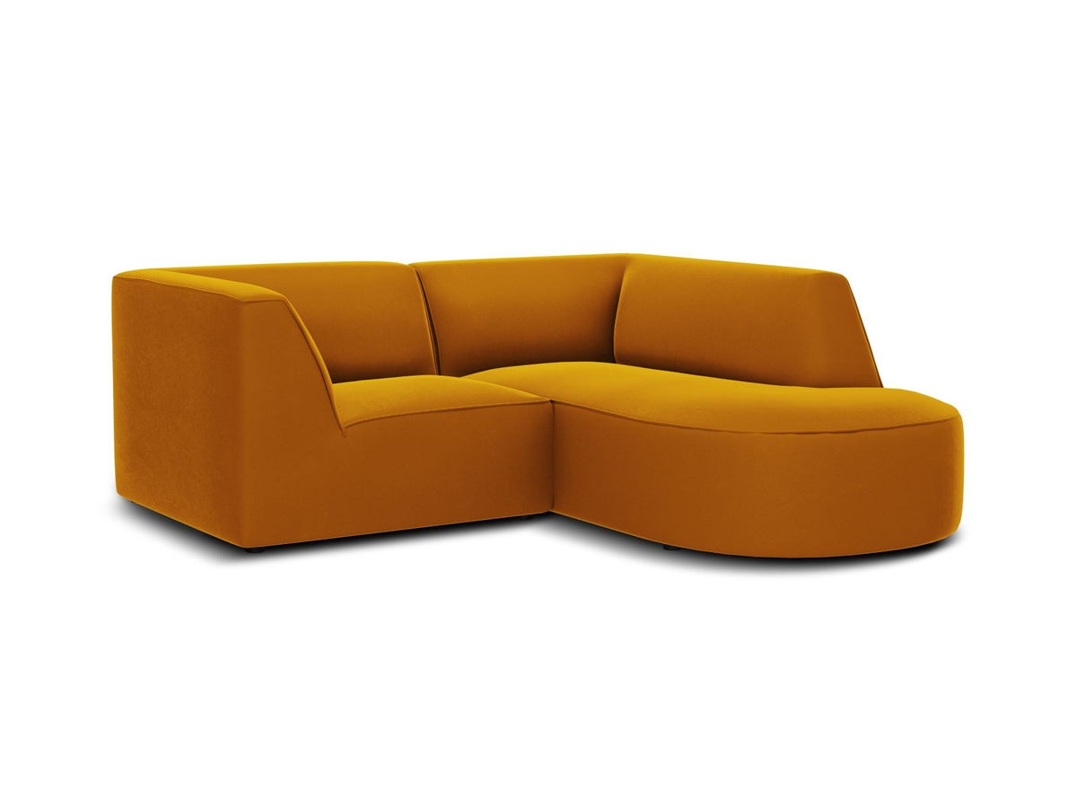Modulares Ecksofa Siena in Beige-Salvador Samtstoff mit Récamiere, schwarzen Kunststoffbeinen und massivem Holzrahmen, rechts ausgerichtet.