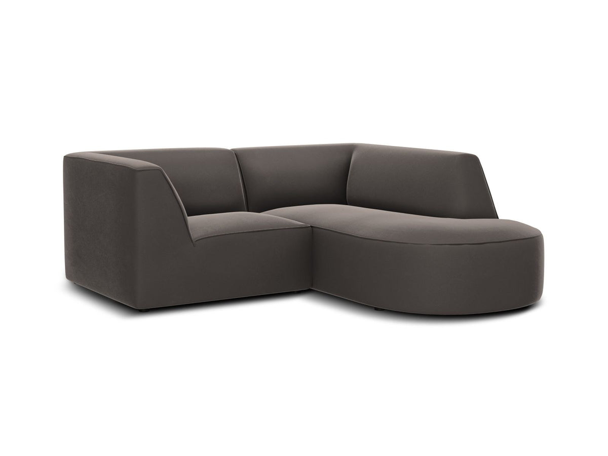 Modulares Ecksofa Siena in Beige-Salvador Samtstoff mit Récamiere, schwarzen Kunststoffbeinen und massivem Holzrahmen, rechts ausgerichtet.