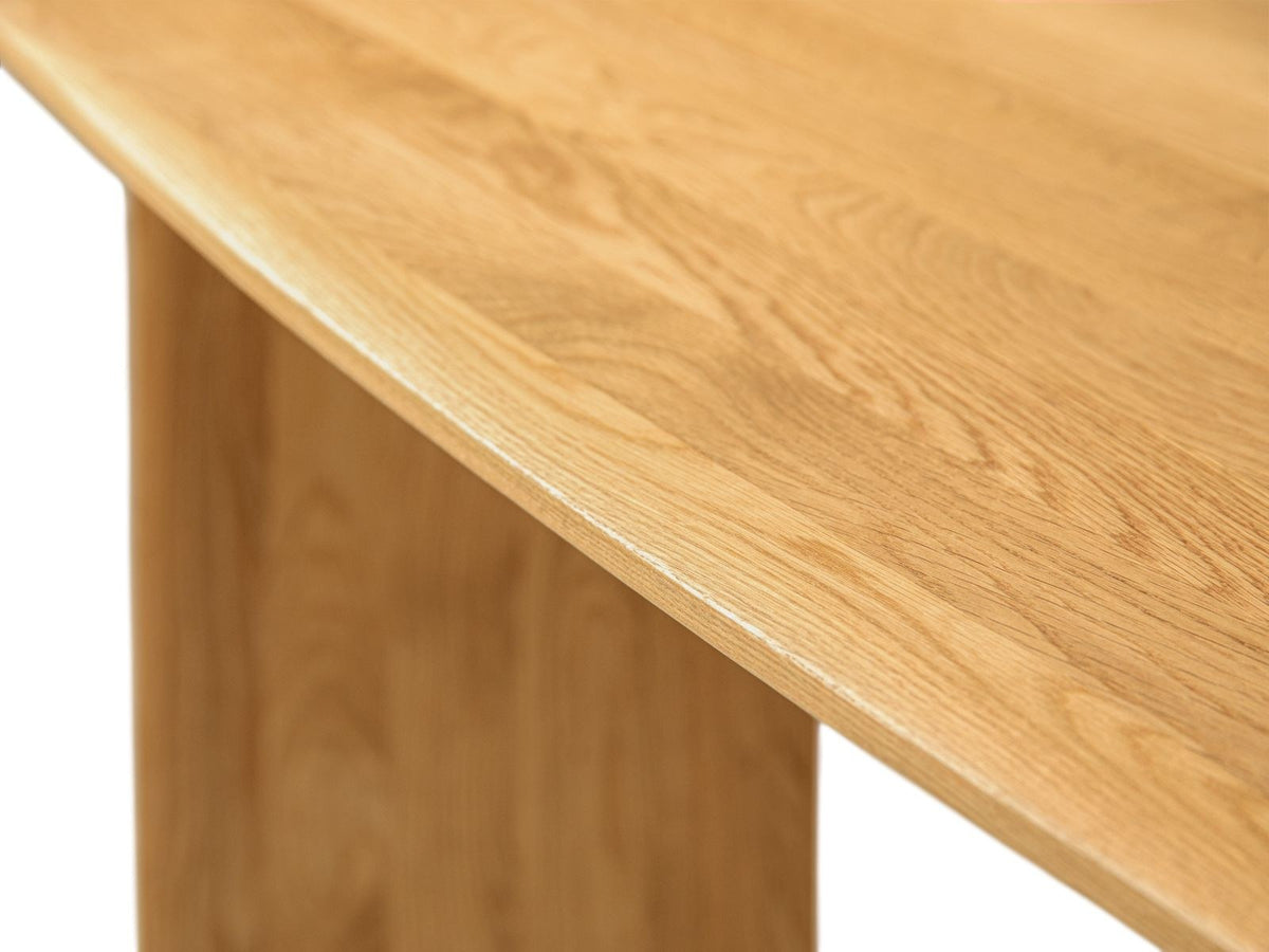 Couchtisch Toledo mit rechteckiger Tischplatte in Natural Oak-Wood und vier Holzbeinen, Grösse 120 x 60 x 40cm, vor neutralem Hintergrund.