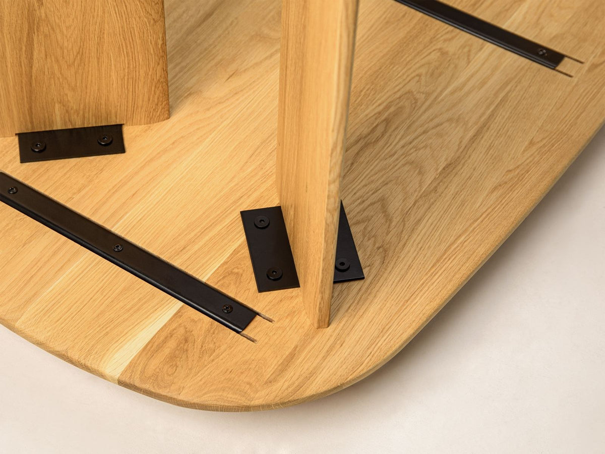 Couchtisch Toledo mit rechteckiger Tischplatte in Natural Oak-Wood und vier Holzbeinen, Grösse 120 x 60 x 40cm, vor neutralem Hintergrund.