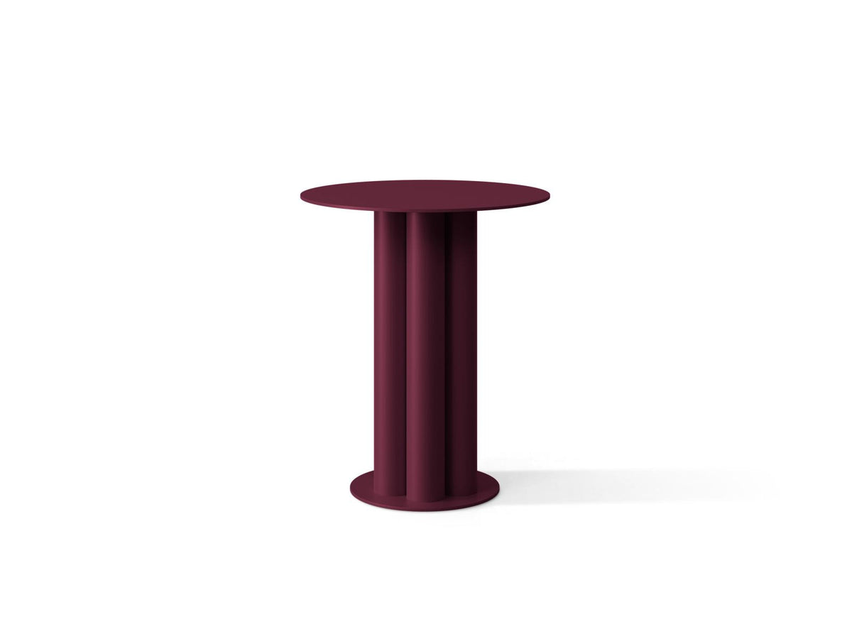 Beistelltisch Todi aus pulverbeschichtetem Metall mit vertikalen Rohren, Stahlbeinen und burgunderroter Oberfläche, Höhe 47 cm.