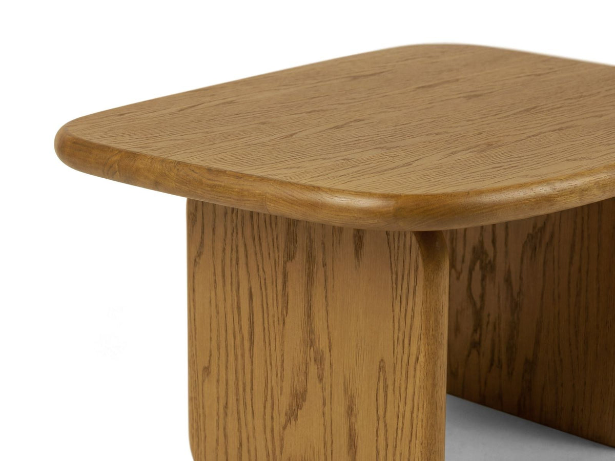 Couchtisch Sora aus Hartholz mit Eichenfurnier in Black Oak-Wood, rechteckige Form mit Holzbeinen, Höhe 42 cm, Breite 75 cm, Tiefe 60 cm.