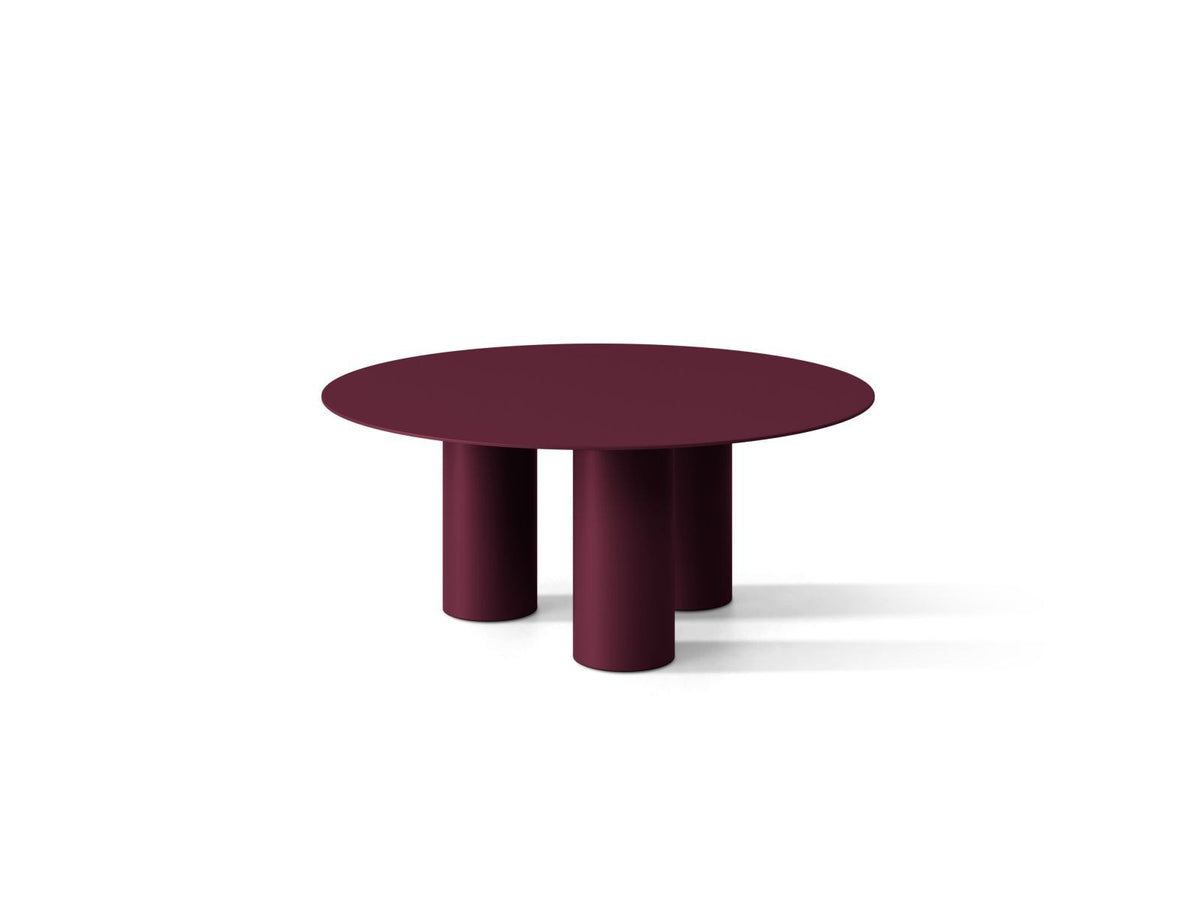 Couchtisch Iseo aus pulverbeschichtetem Metall in Burgundy mit Stahlbeinen, Masse 80 x 80 x 33.5 cm, Beindurchmesser 14 cm, hergestellt in Europa.