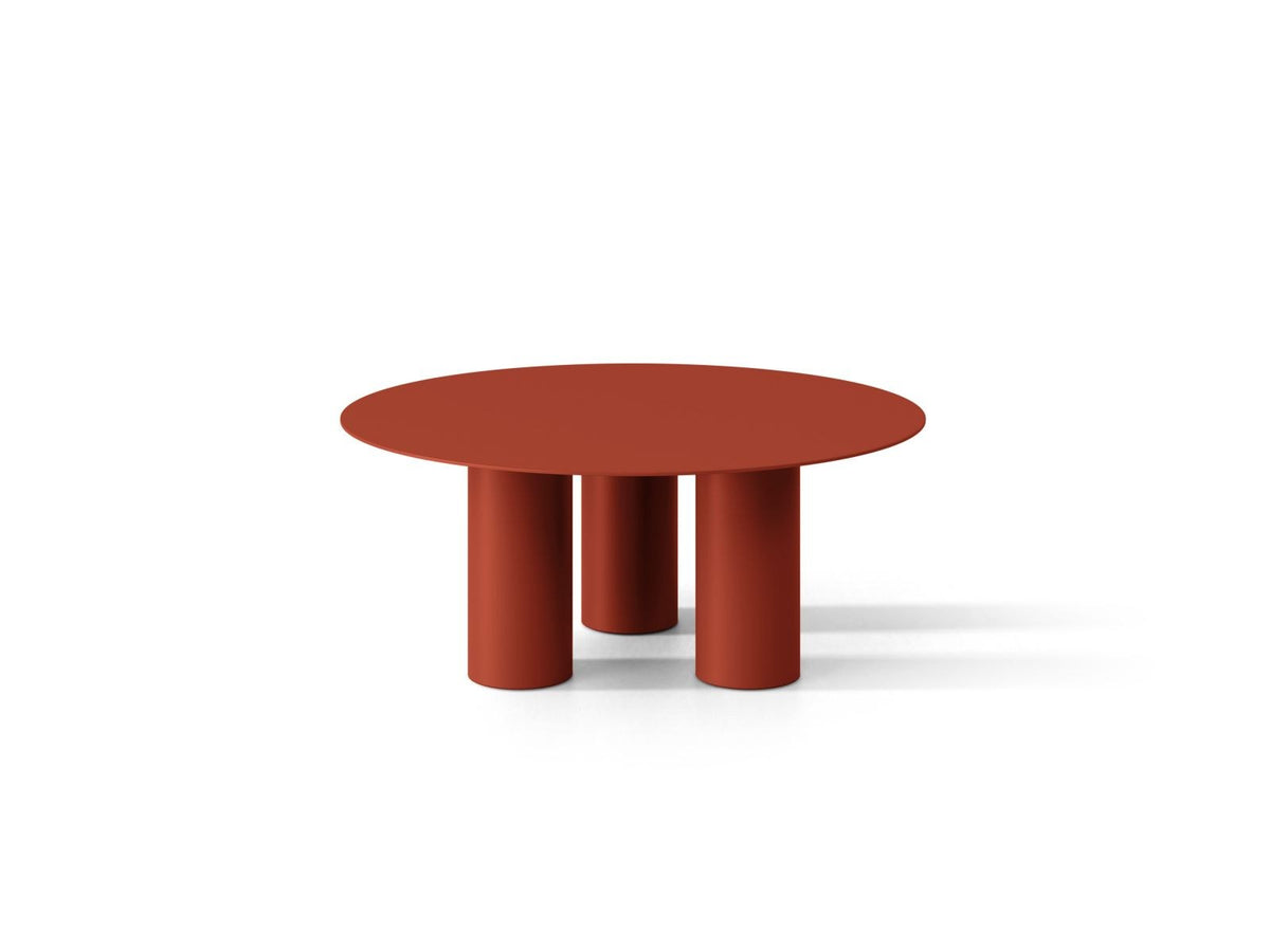 Couchtisch Iseo aus pulverbeschichtetem Metall in Burgundy mit Stahlbeinen, Masse 80 x 80 x 33.5 cm, Beindurchmesser 14 cm, hergestellt in Europa.