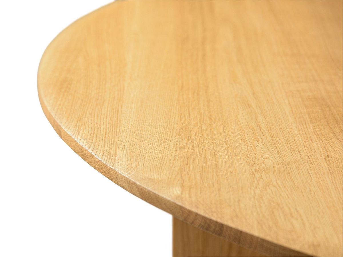 Couchtisch Toledo aus Holz in Natural Oak-Wood Optik mit vier sichtbaren Holzbeinen, Masse 90 x 90 x 40cm, frontale Produktansicht.