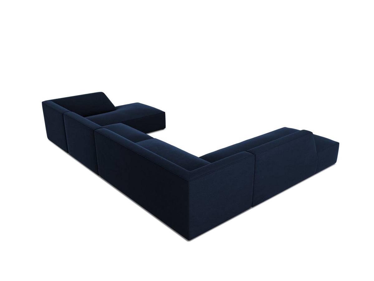 Panorama-Ecksofa links mit Samtbezug in Beige, massivem Holzrahmen und schwarzen Kunststoffbeinen, Modell Siena von Cosmopolitan Design.