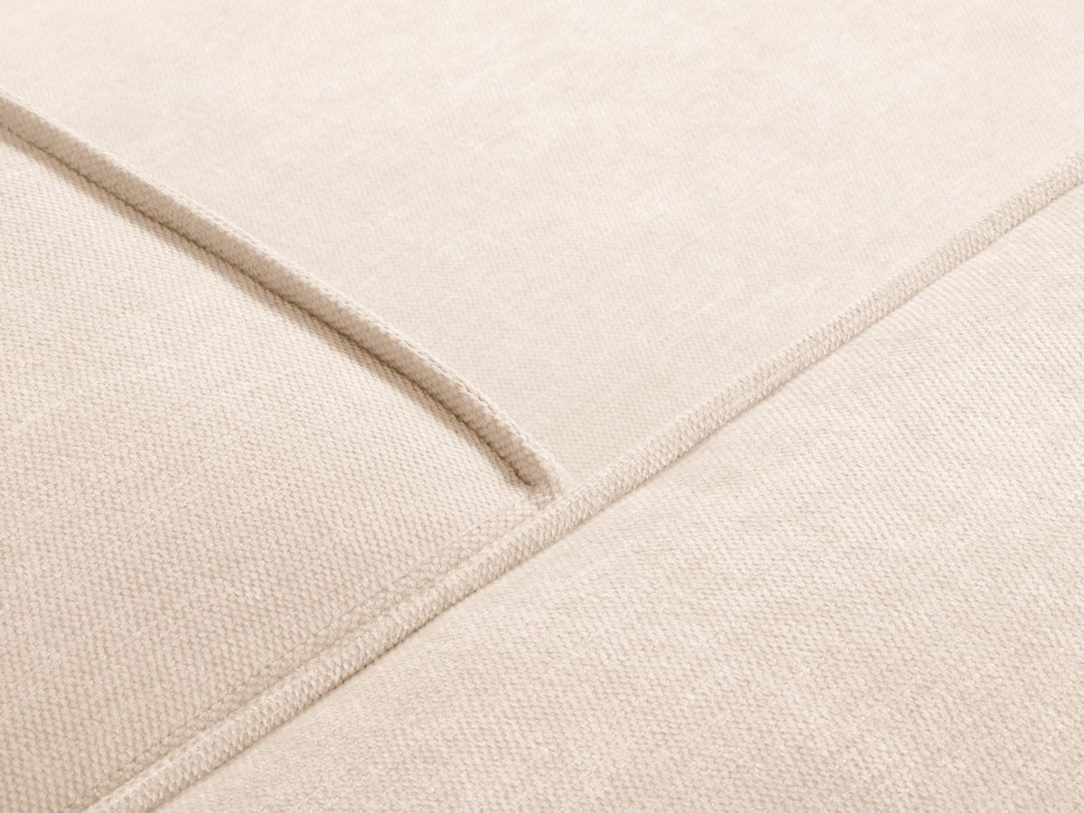 Ecksofa rechts Turin von Cosmopolitan Design in Light Beige-Rosario Chenille-Stoff mit Beinen aus schwarzem Buchenholz und weicher Sitzpolsterung.