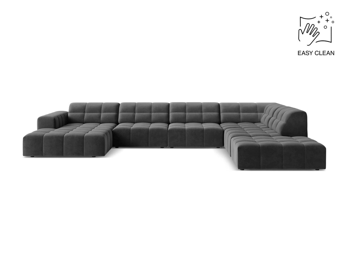 Ecksofa rechts von Cosmopolitan Design in Samtvelours Light Beige, Panoramaform mit Récamiere und schwarzen Kunststoffbeinen.