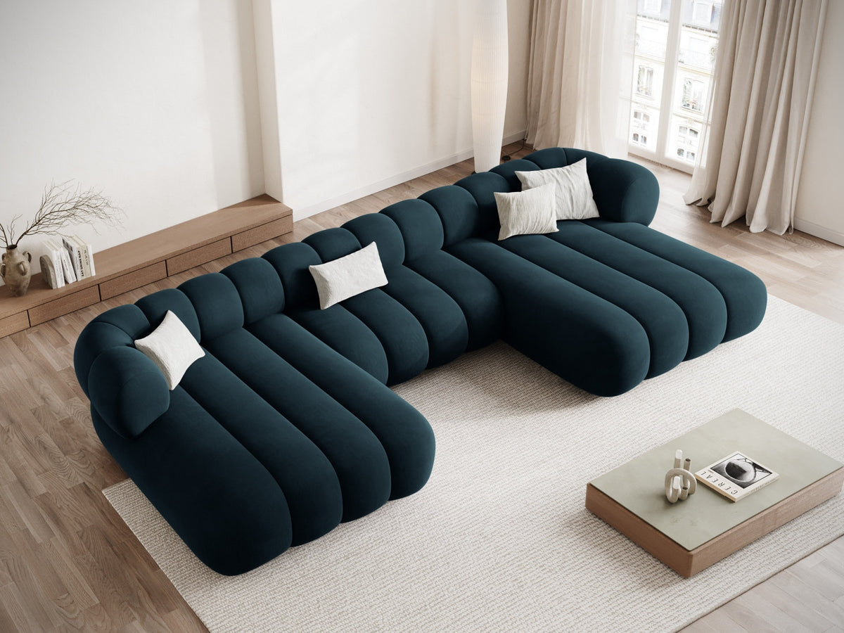 Koge Velour Panoramic Sofa 6 Sitzer 165cm in Deep Petrol-Vogue präsentiert im Onlineshop von KAQTU Design AG. 3er Sofa ist von Cosmopolitan Design