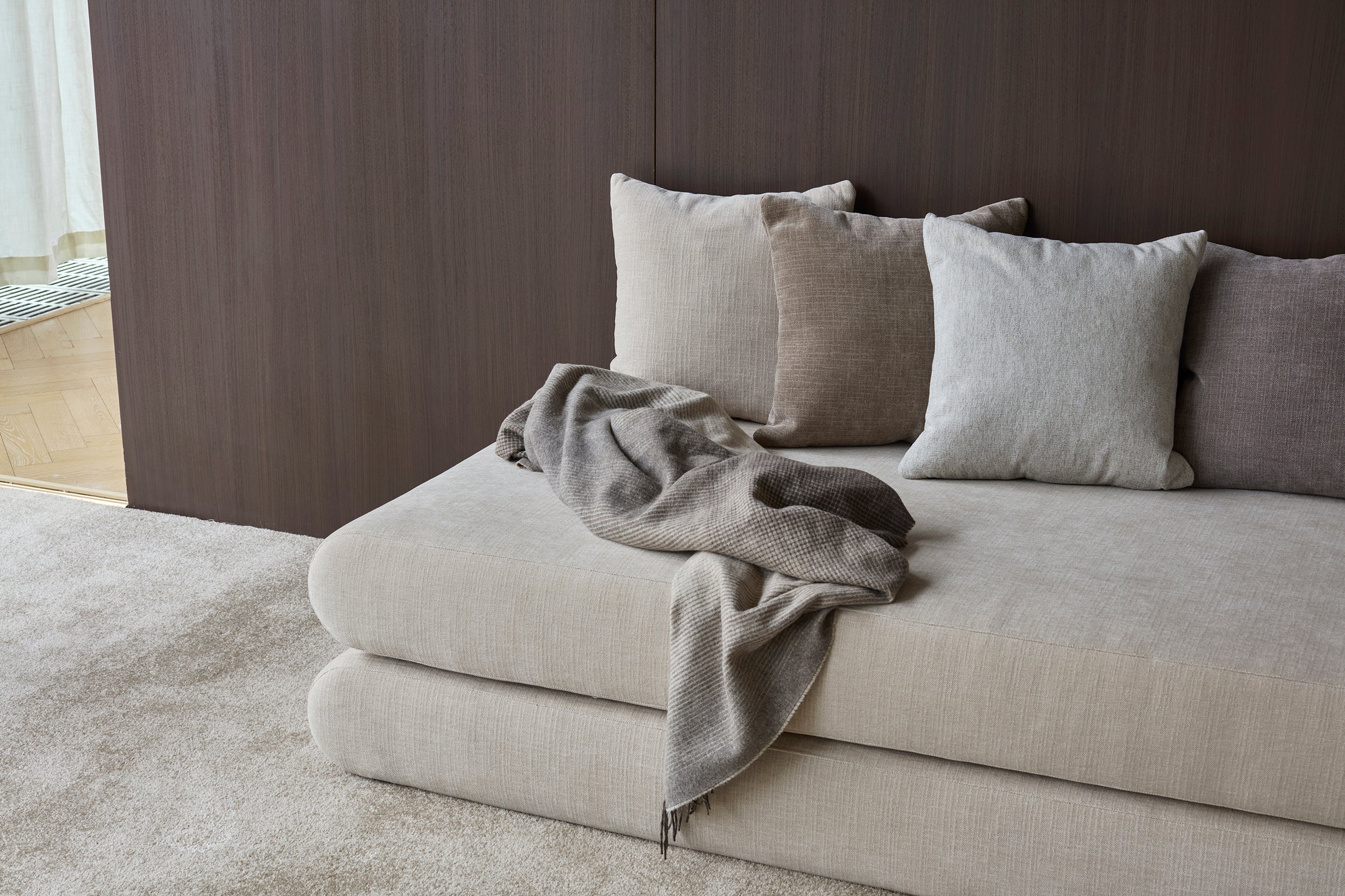 Circlus Tagesbett in 410 Esina Almond präsentiert im Onlineshop von KAQTU Design AG. Bettsofa ist von Innovation Living