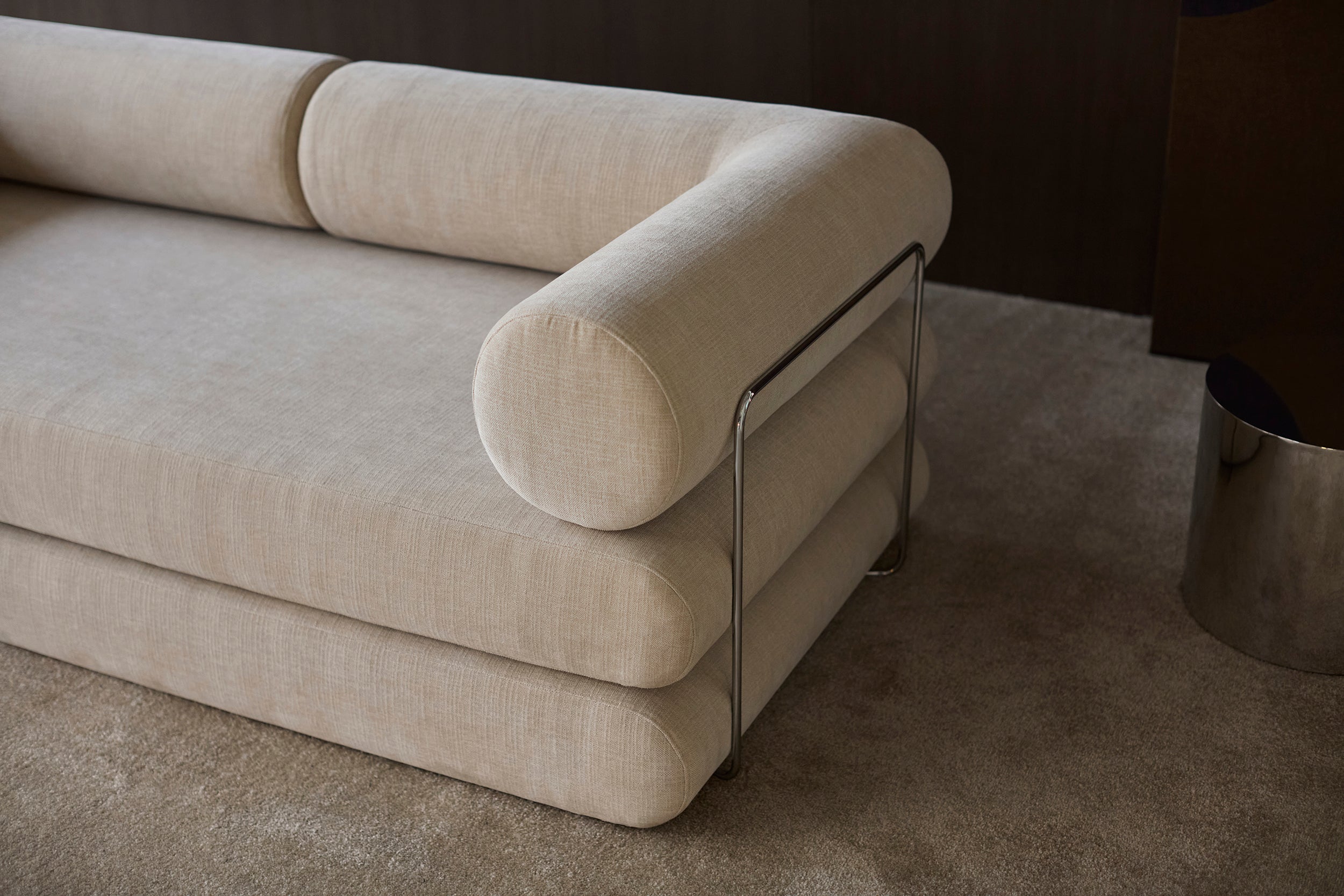 Circlus Tagesbett L-Shaped Armlehnen in 410 Esina Almond präsentiert im Onlineshop von KAQTU Design AG. Bettsofa ist von Innovation Living