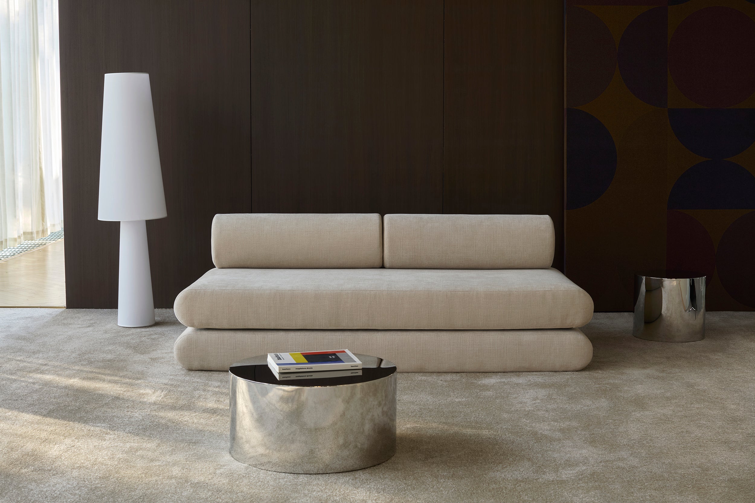 Circlus Tagesbett Mit Rückenpolstern in 410 Esina Almond präsentiert im Onlineshop von KAQTU Design AG. Bettsofa ist von Innovation Living