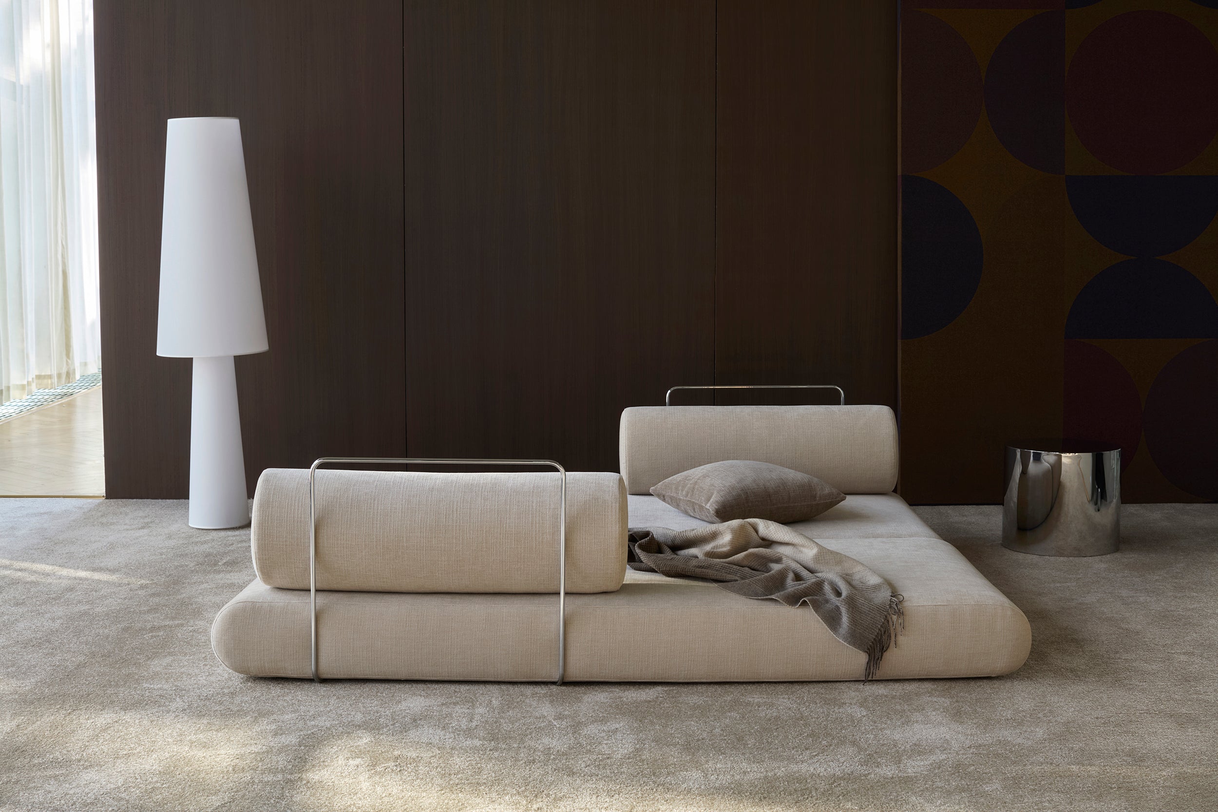 Circlus Tagesbett Mit Rückenpolstern in 410 Esina Almond präsentiert im Onlineshop von KAQTU Design AG. Bettsofa ist von Innovation Living