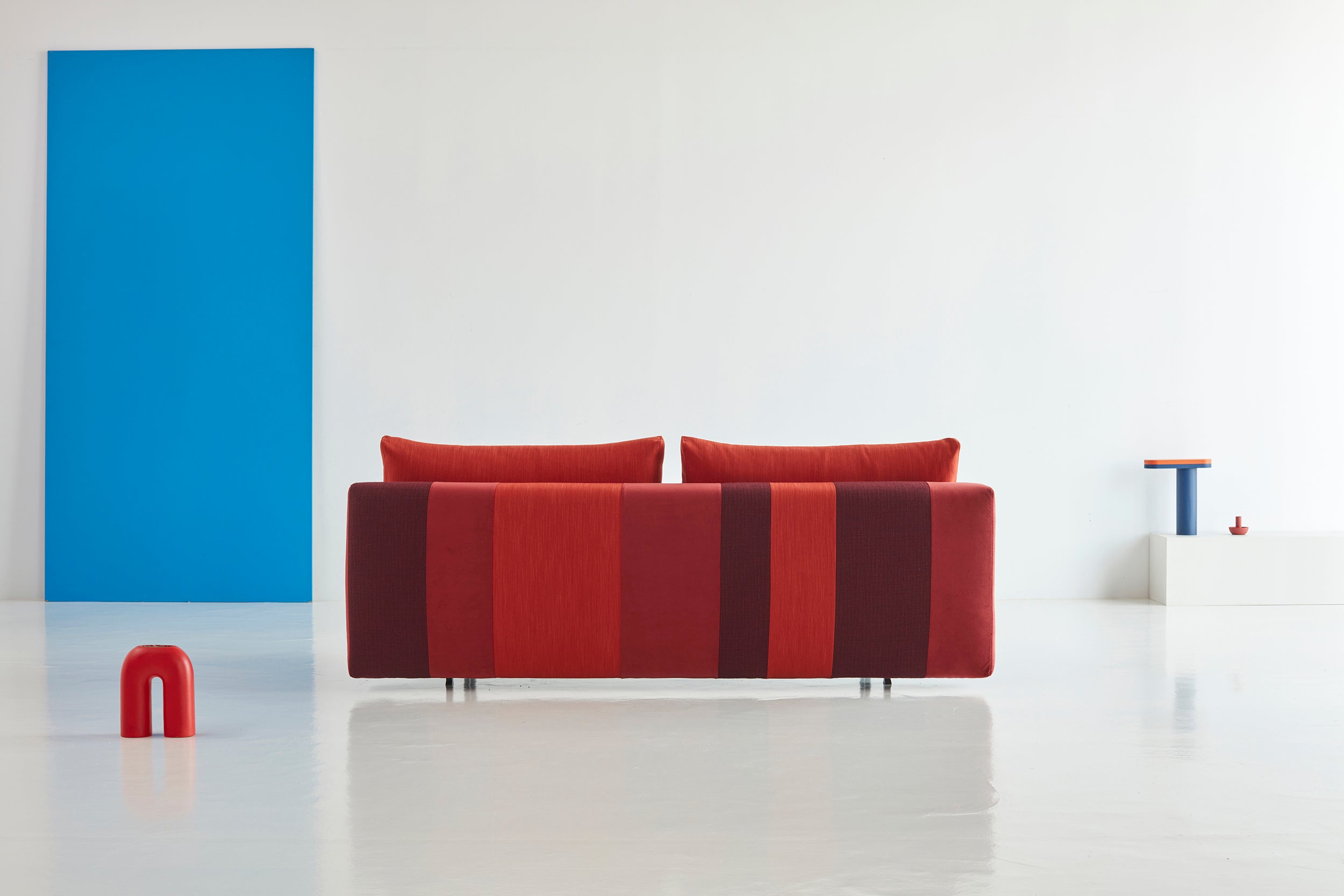 Conlix Patchwork Bettsofa in Rot präsentiert im Onlineshop von KAQTU Design AG. Bettsofa ist von Innovation Living