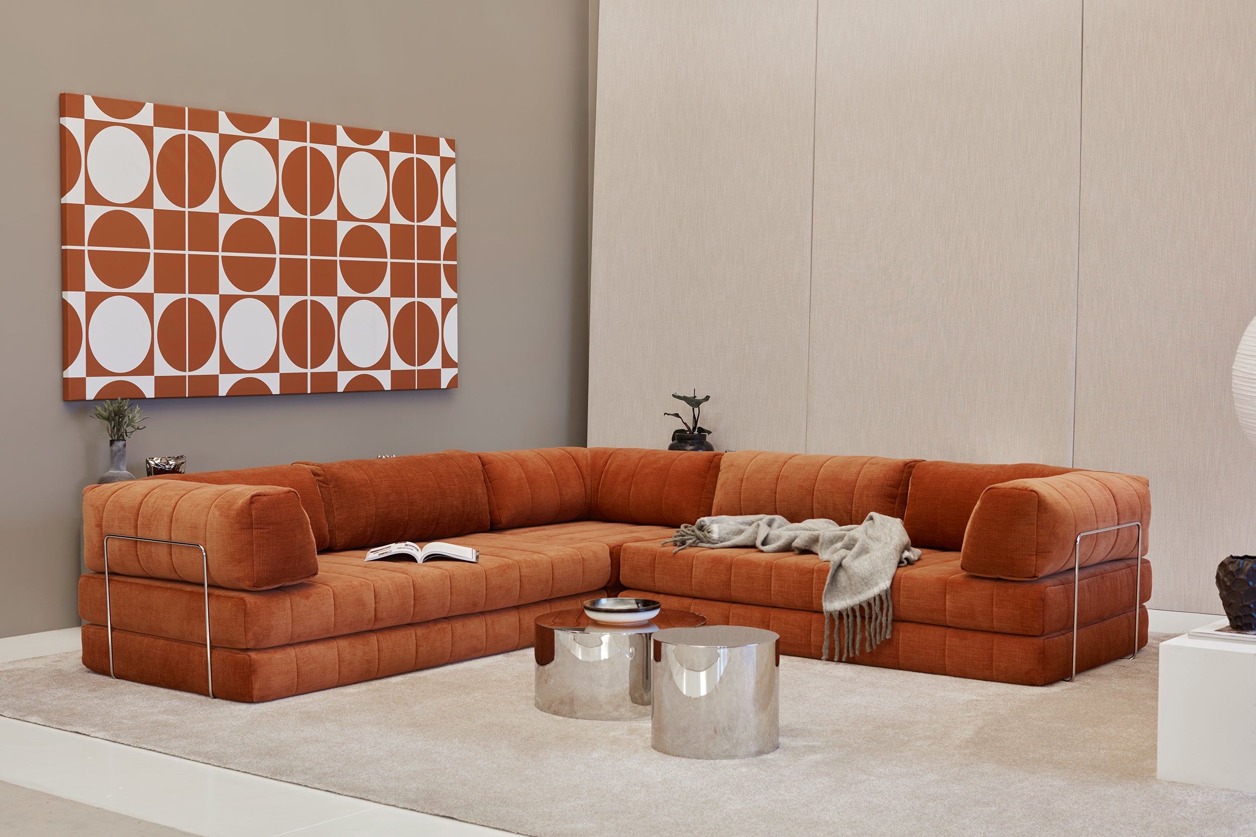 CozyPad Schlafsofa Ecksofa mit Armlehnen in 412 Esina Rust Orange präsentiert im Onlineshop von KAQTU Design AG. Bettsofa ist von Innovation Living