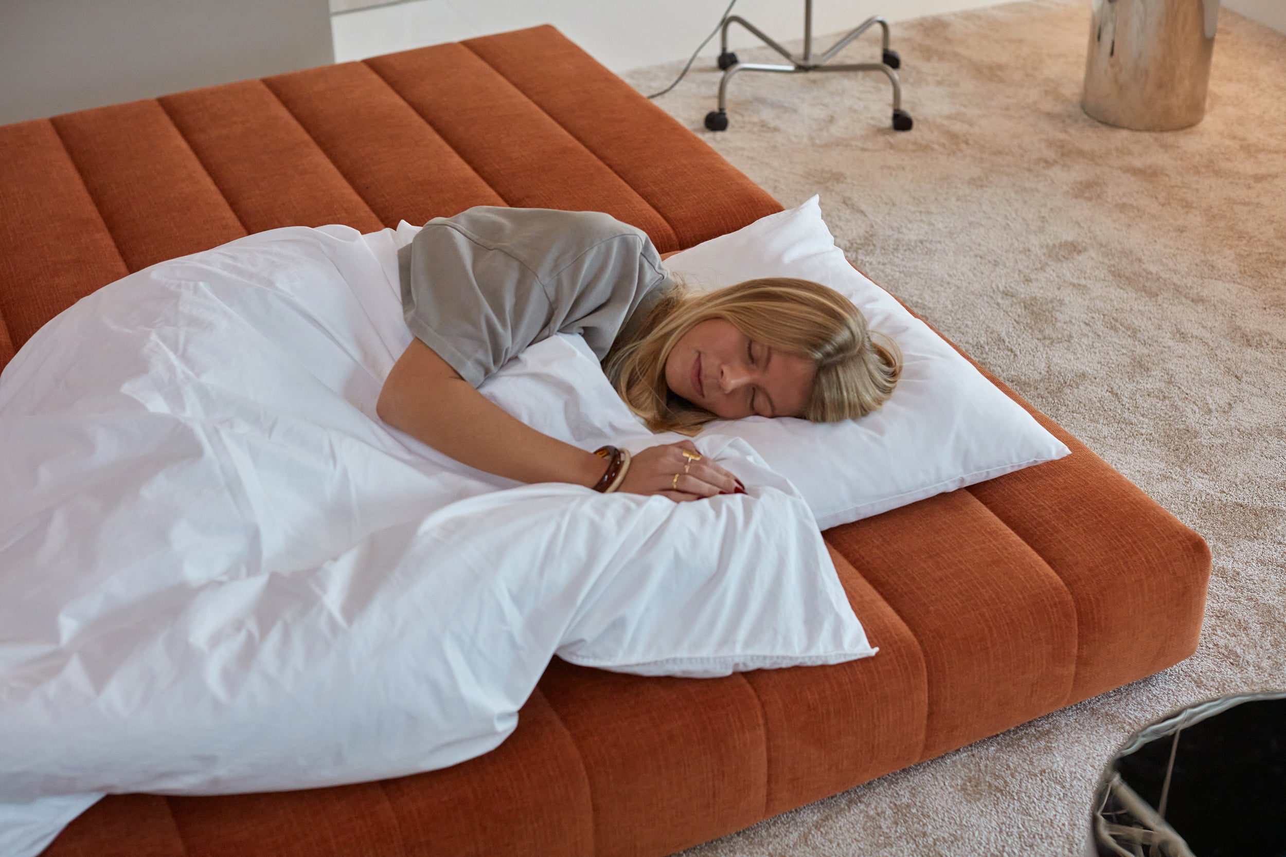CozyPad Schlafsofa Ecksofa mit Armlehnen in 412 Esina Rust Orange präsentiert im Onlineshop von KAQTU Design AG. Bettsofa ist von Innovation Living