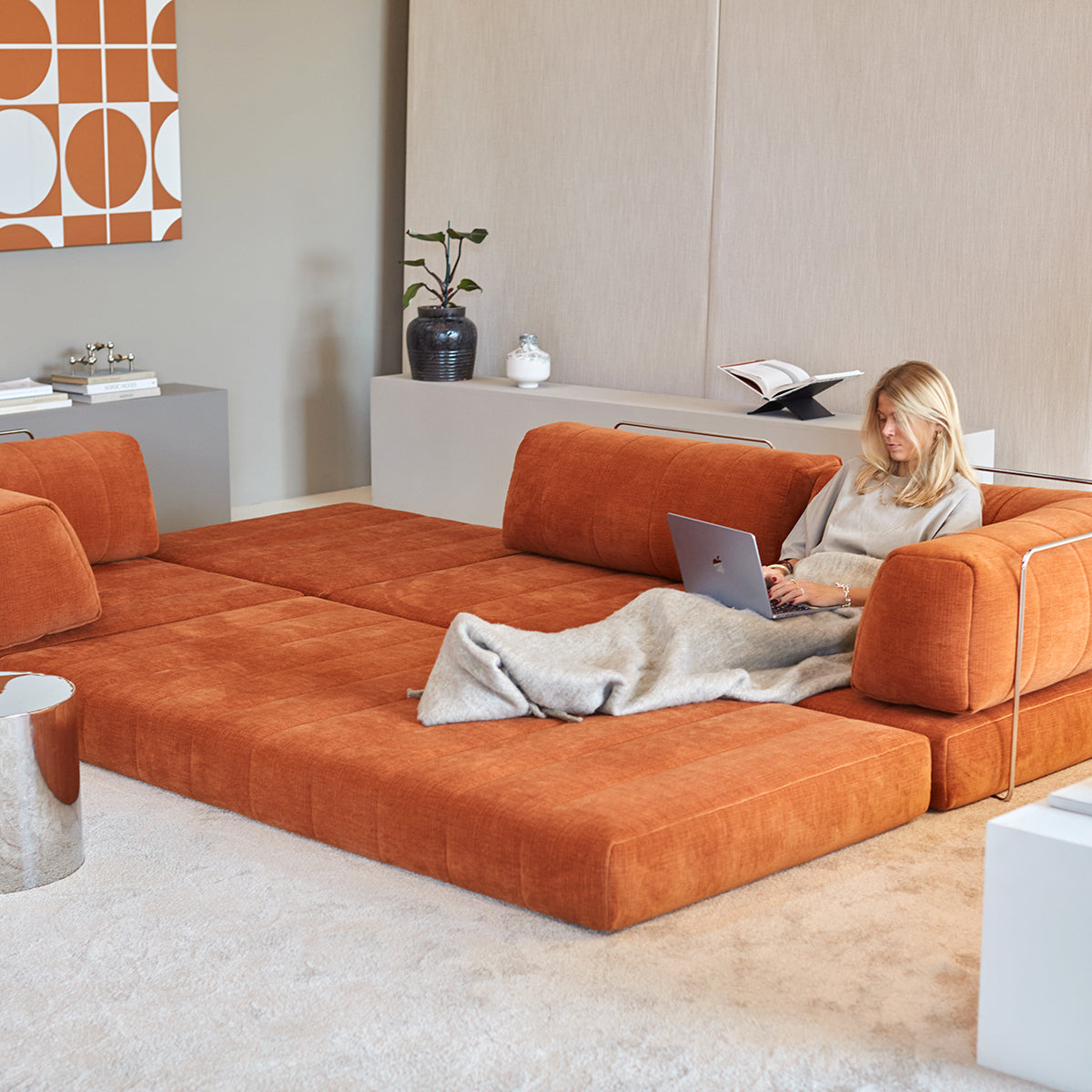 CozyPad Schlafsofa Grand mit Armlehnen in 412 Esina Rust Orange präsentiert im Onlineshop von KAQTU Design AG. Bettsofa ist von Innovation Living