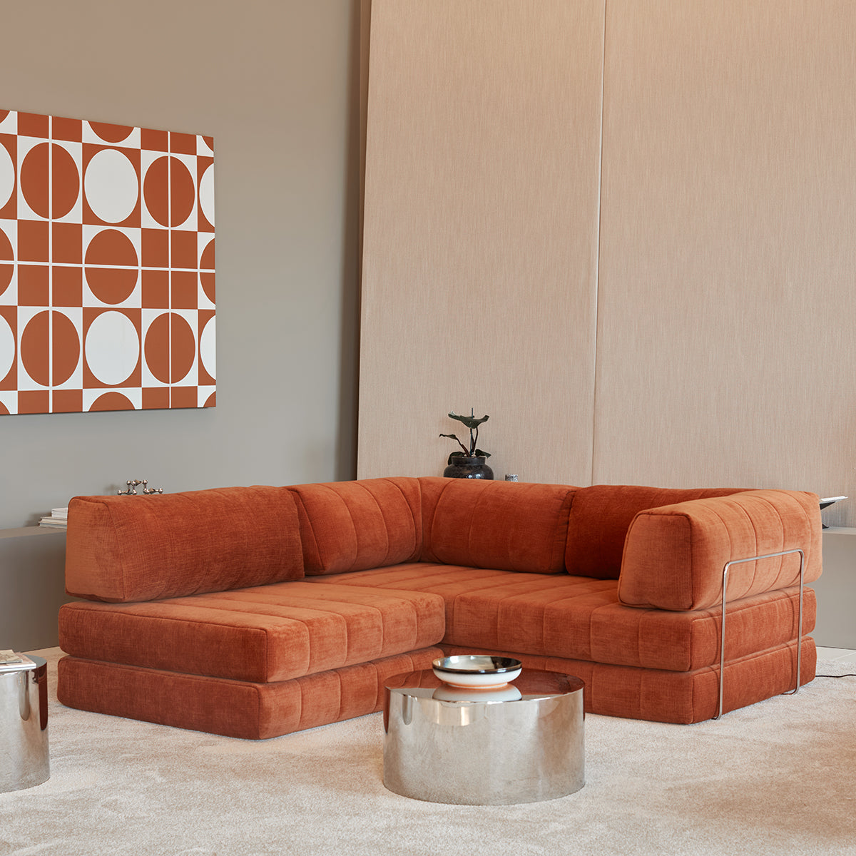 CozyPad Schlafsofa Grand mit Armlehnen in 412 Esina Rust Orange präsentiert im Onlineshop von KAQTU Design AG. Bettsofa ist von Innovation Living