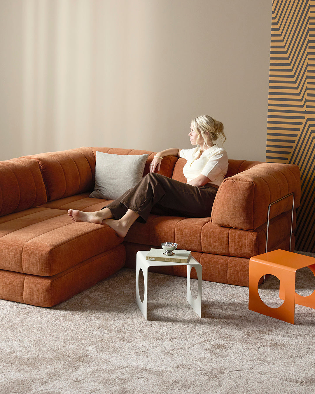 CozyPad Schlafsofa Grand mit Armlehnen in 412 Esina Rust Orange präsentiert im Onlineshop von KAQTU Design AG. Bettsofa ist von Innovation Living
