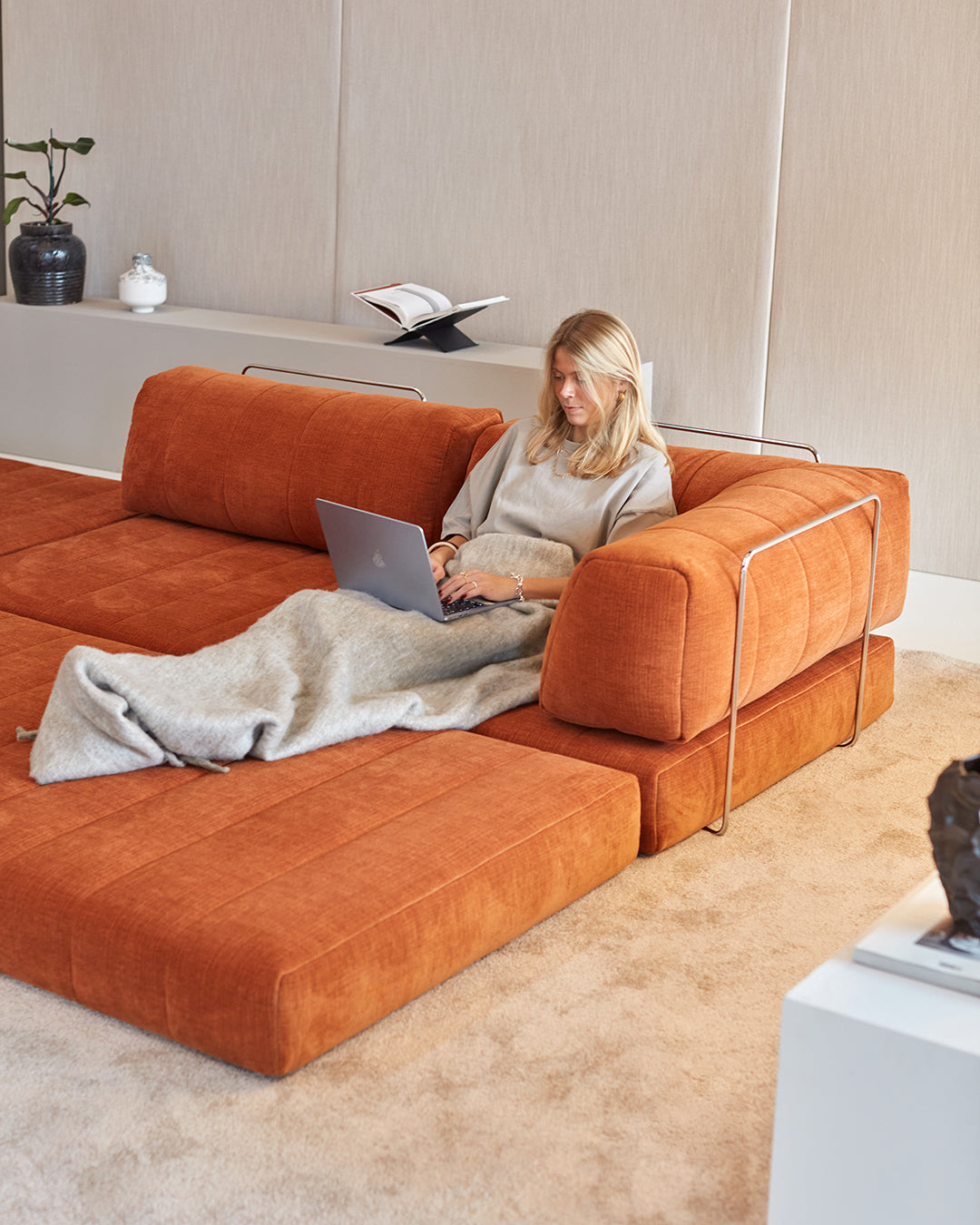 CozyPad Schlafsofa Grand mit Armlehnen in 412 Esina Rust Orange präsentiert im Onlineshop von KAQTU Design AG. Bettsofa ist von Innovation Living