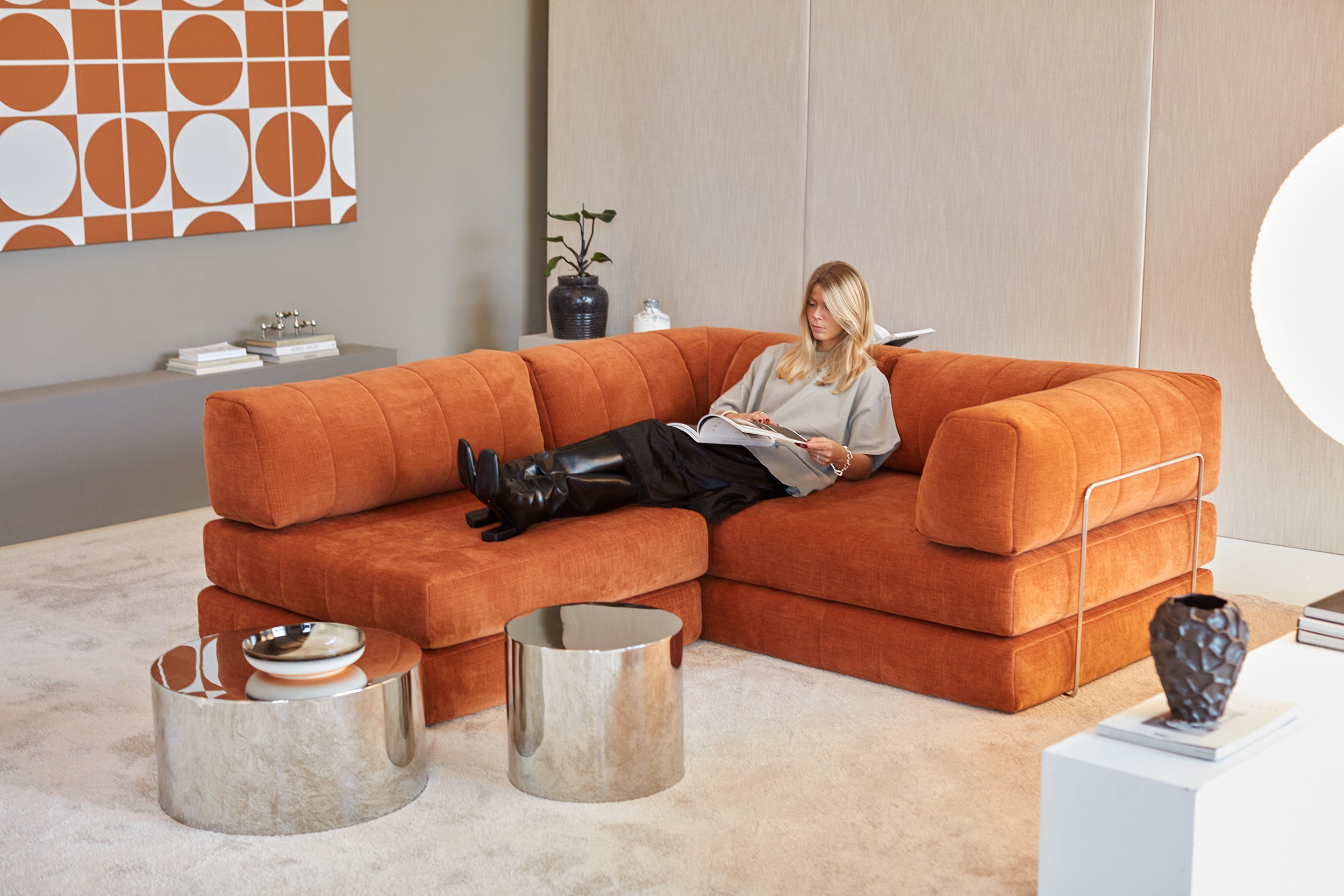 CozyPad Schlafsofa Grand mit Armlehnen in 412 Esina Rust Orange präsentiert im Onlineshop von KAQTU Design AG. Bettsofa ist von Innovation Living