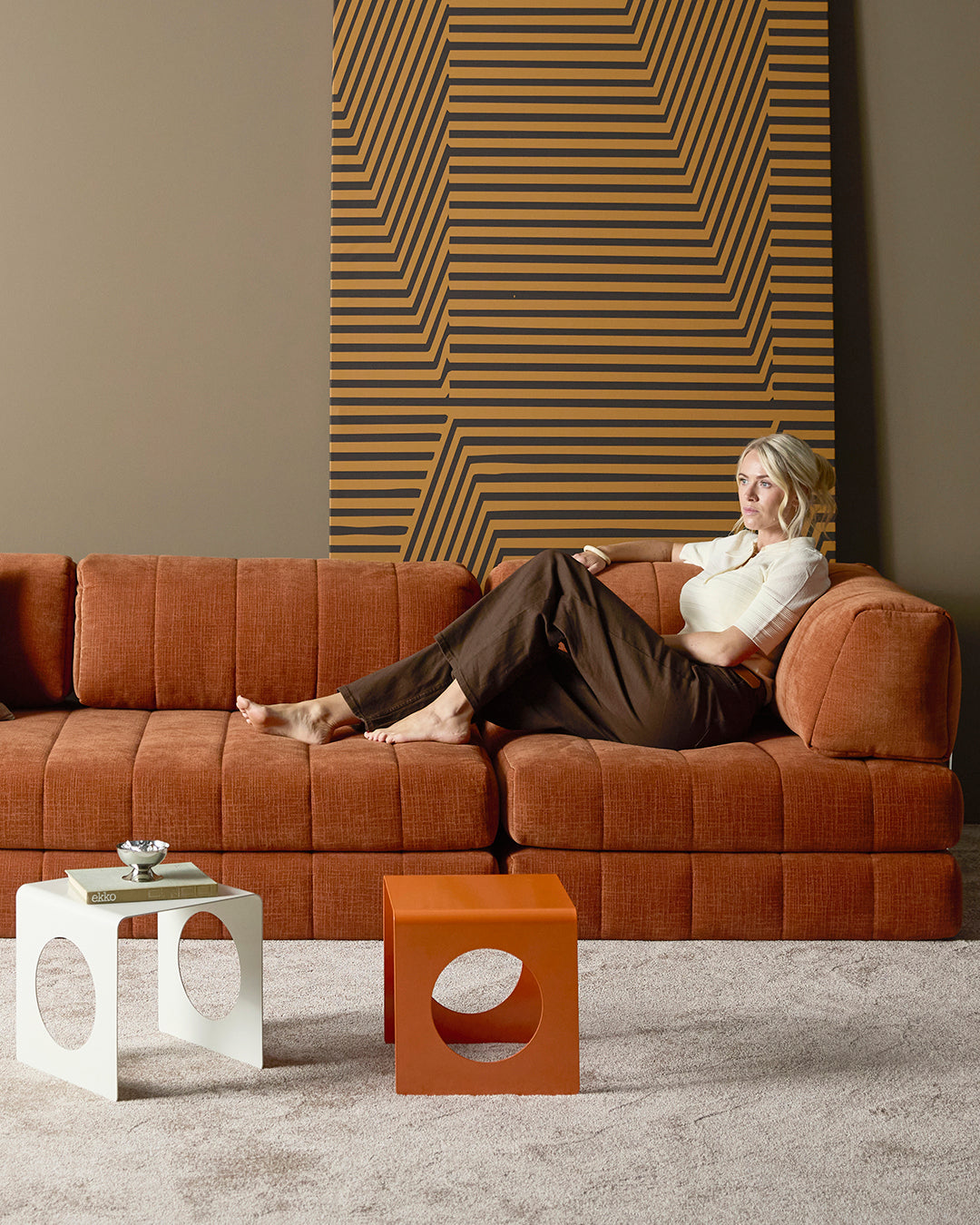 CozyPad Schlafsofa Grand mit Armlehnen in 412 Esina Rust Orange präsentiert im Onlineshop von KAQTU Design AG. Bettsofa ist von Innovation Living