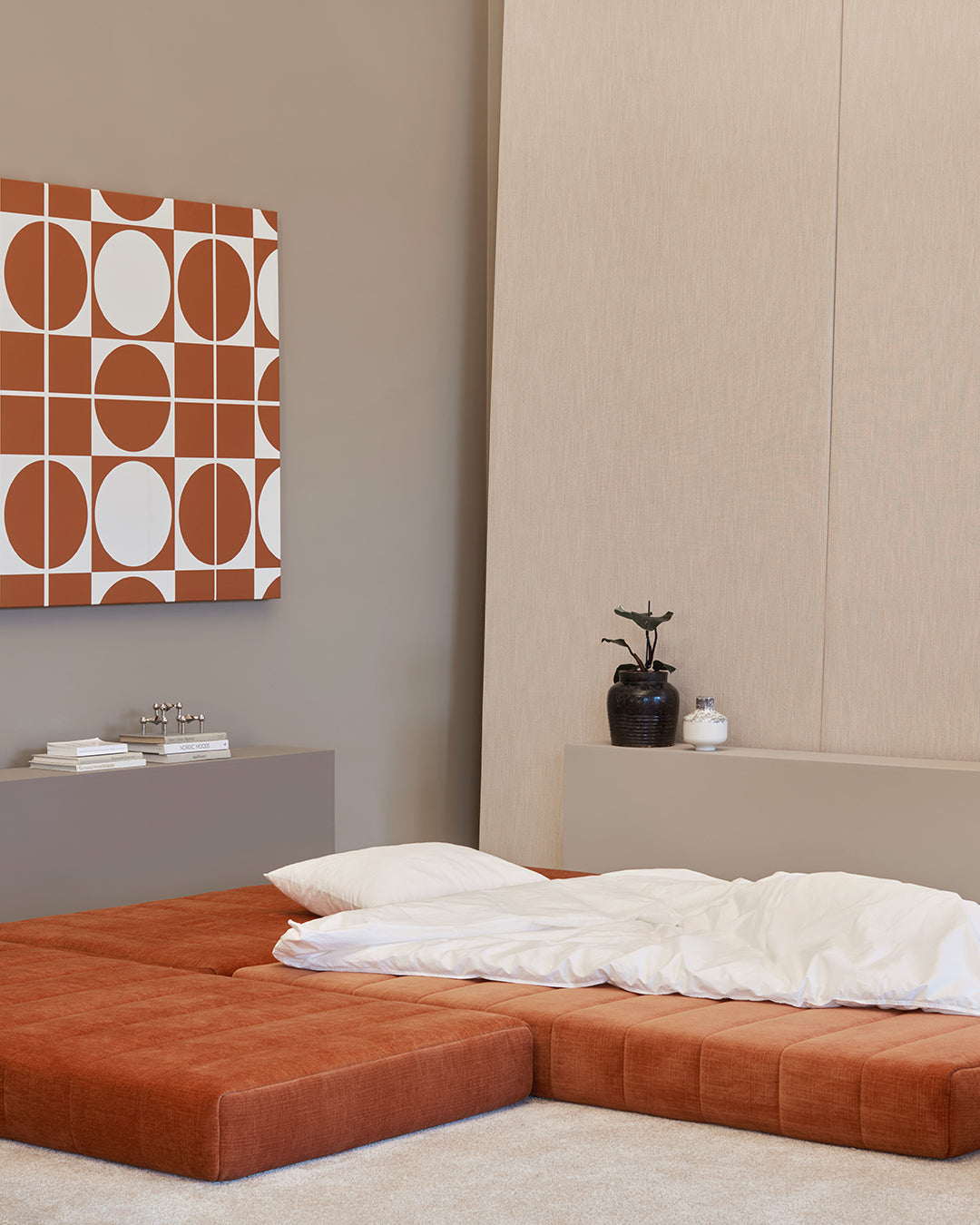 CozyPad Schlafsofa L-Shape mit Armlehne in 412 Esina Rust Orange präsentiert im Onlineshop von KAQTU Design AG. Bettsofa rechts ist von Innovation Living