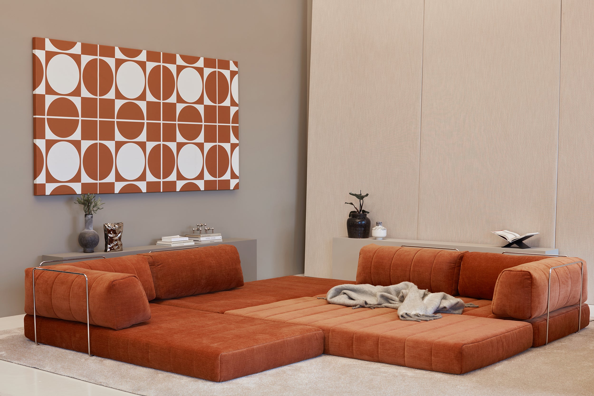 CozyPad Schlafsofa L-Shape mit Armlehne in 412 Esina Rust Orange präsentiert im Onlineshop von KAQTU Design AG. Bettsofa rechts ist von Innovation Living