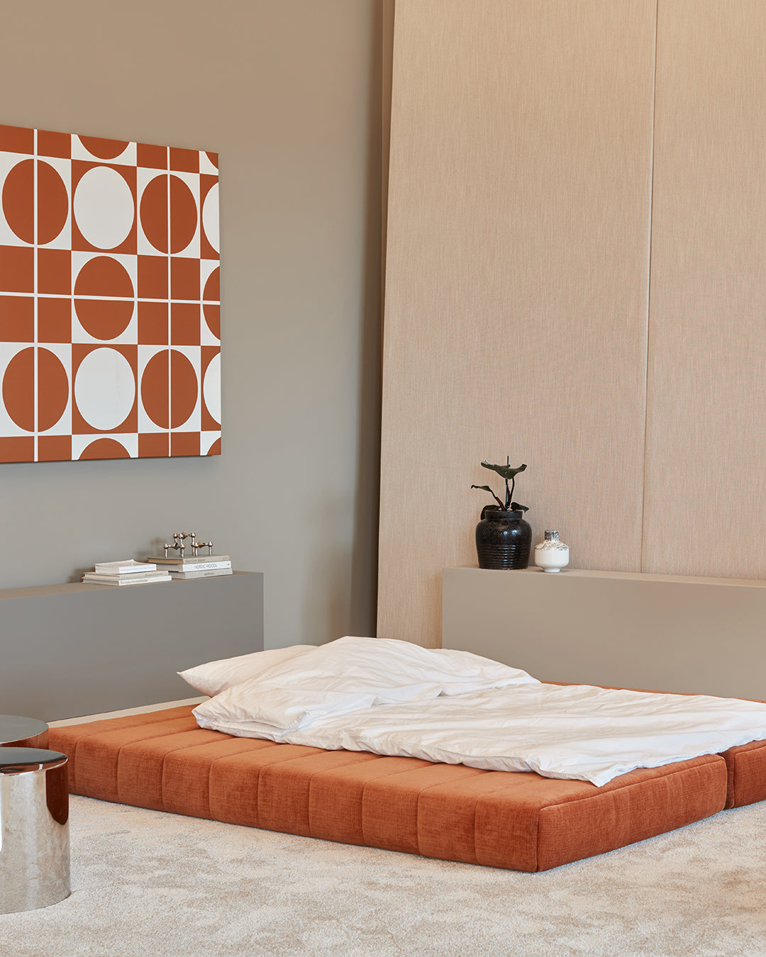 CozyPad Schlafsofa mit Armlehnen in 412 Esina Rust Orange präsentiert im Onlineshop von KAQTU Design AG. Bettsofa ist von Innovation Living