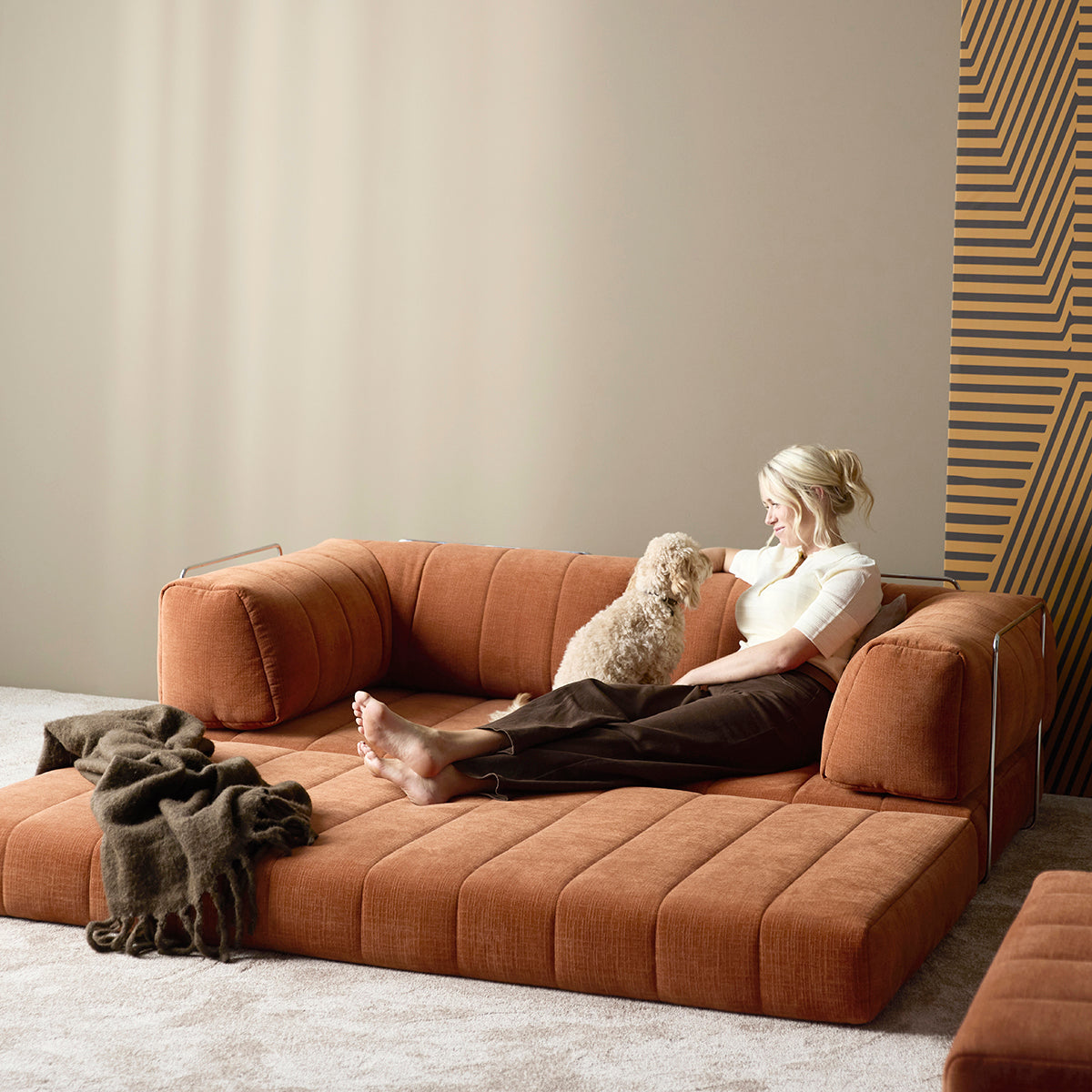 CozyPad Schlafsofa mit Armlehnen in 412 Esina Rust Orange präsentiert im Onlineshop von KAQTU Design AG. Bettsofa ist von Innovation Living