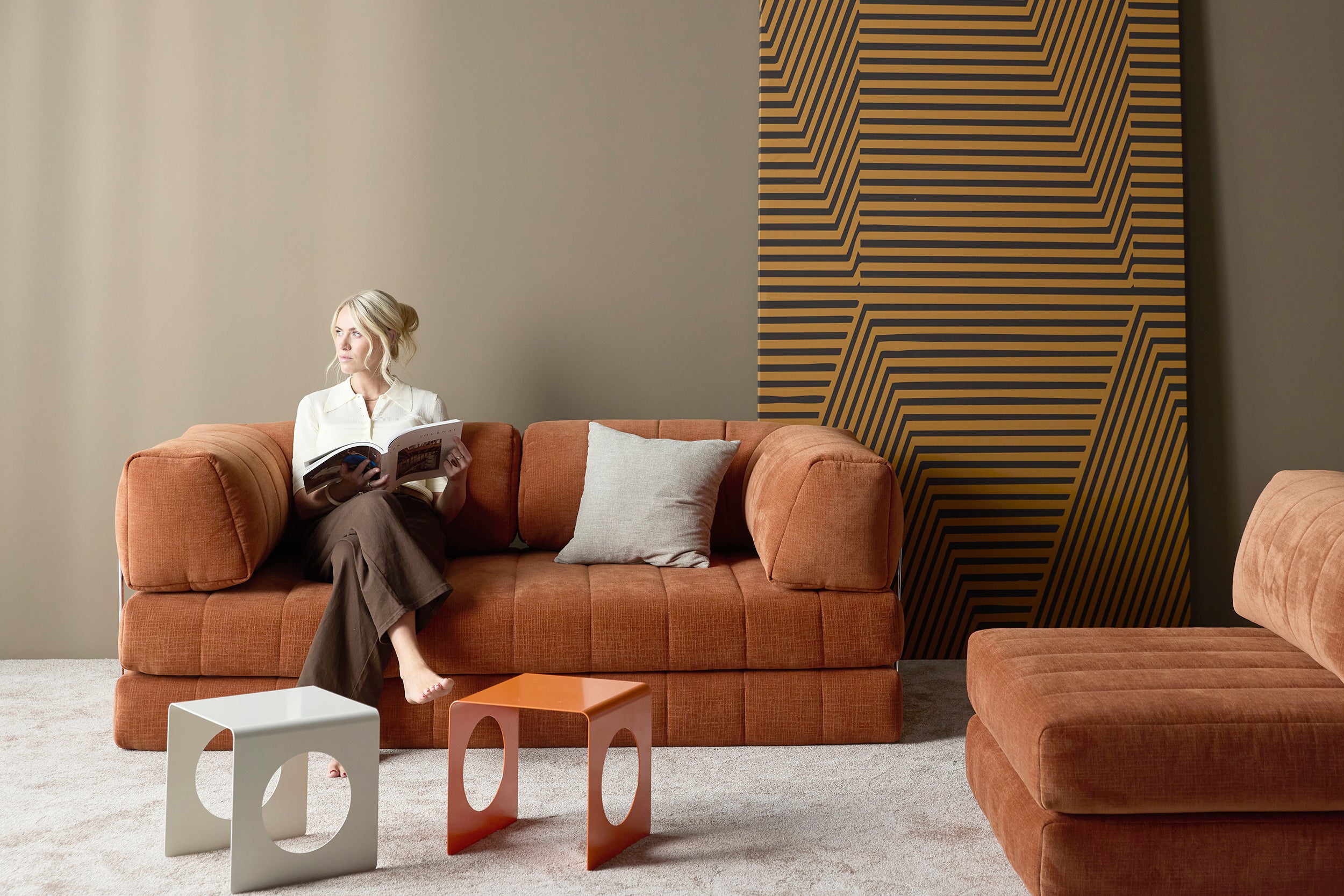 CozyPad Schlafsofa mit Armlehnen in 412 Esina Rust Orange präsentiert im Onlineshop von KAQTU Design AG. Bettsofa ist von Innovation Living