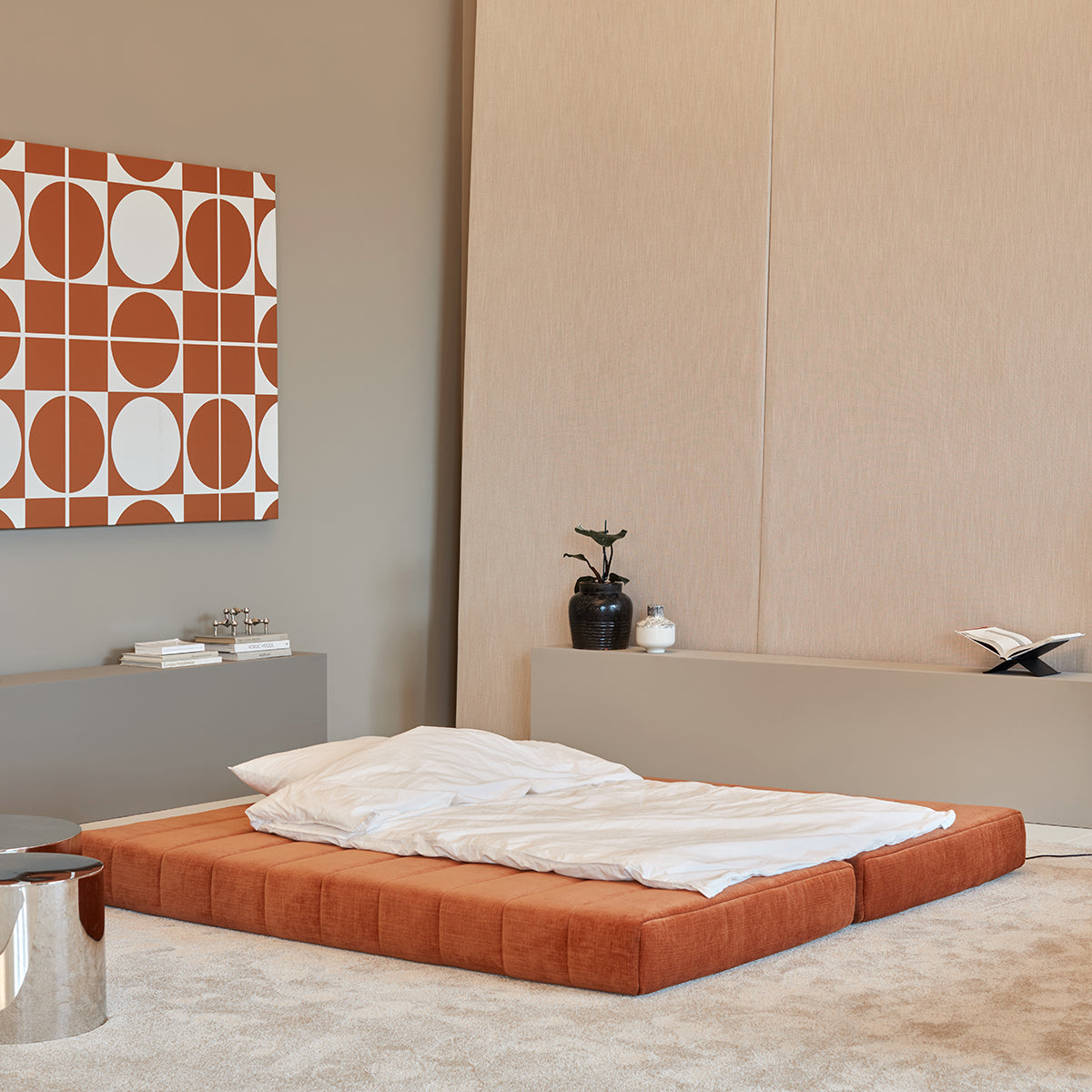 CozyPad Schlafsofa mit Armlehnen in 412 Esina Rust Orange präsentiert im Onlineshop von KAQTU Design AG. Bettsofa ist von Innovation Living