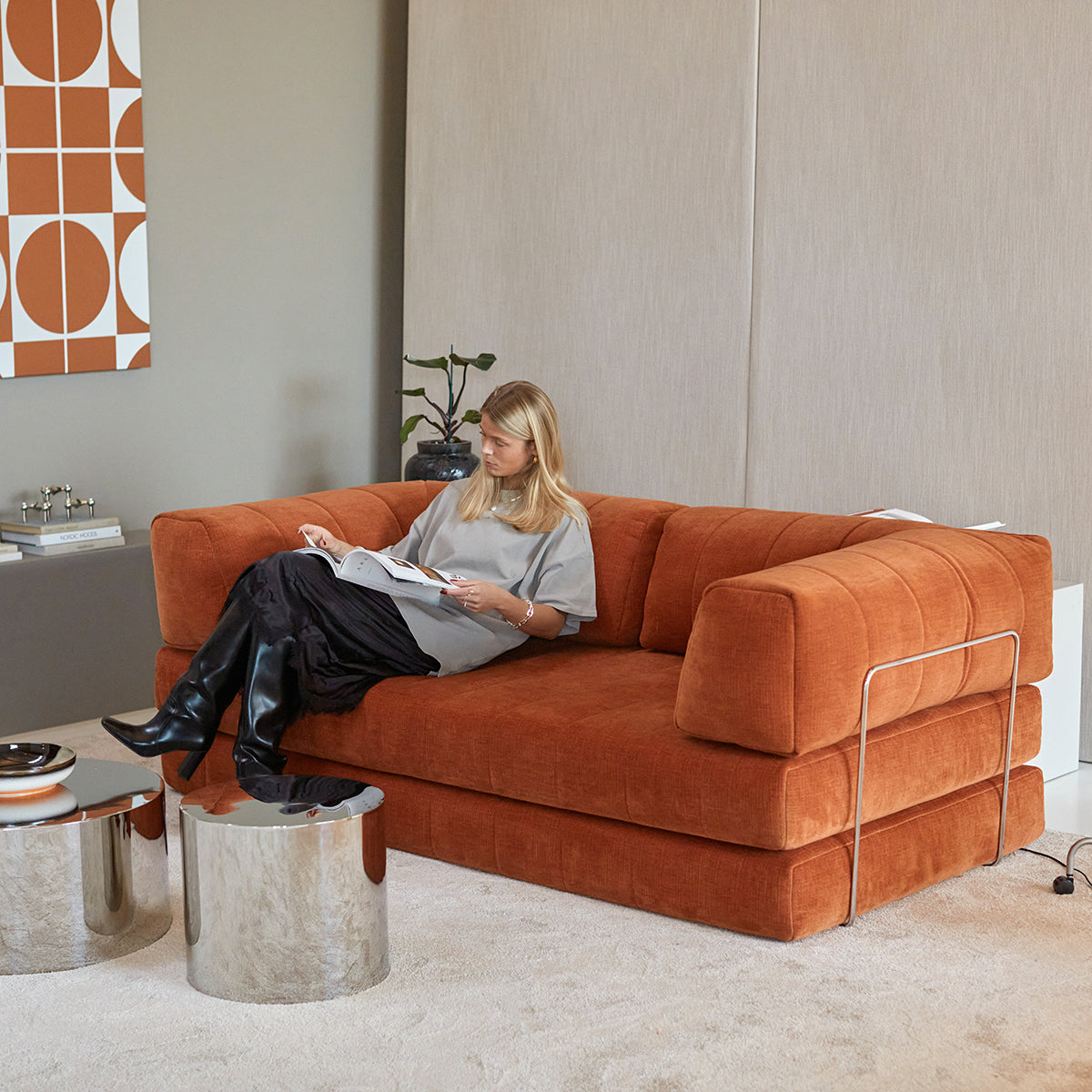 CozyPad Schlafsofa mit Armlehnen in 412 Esina Rust Orange präsentiert im Onlineshop von KAQTU Design AG. Bettsofa ist von Innovation Living