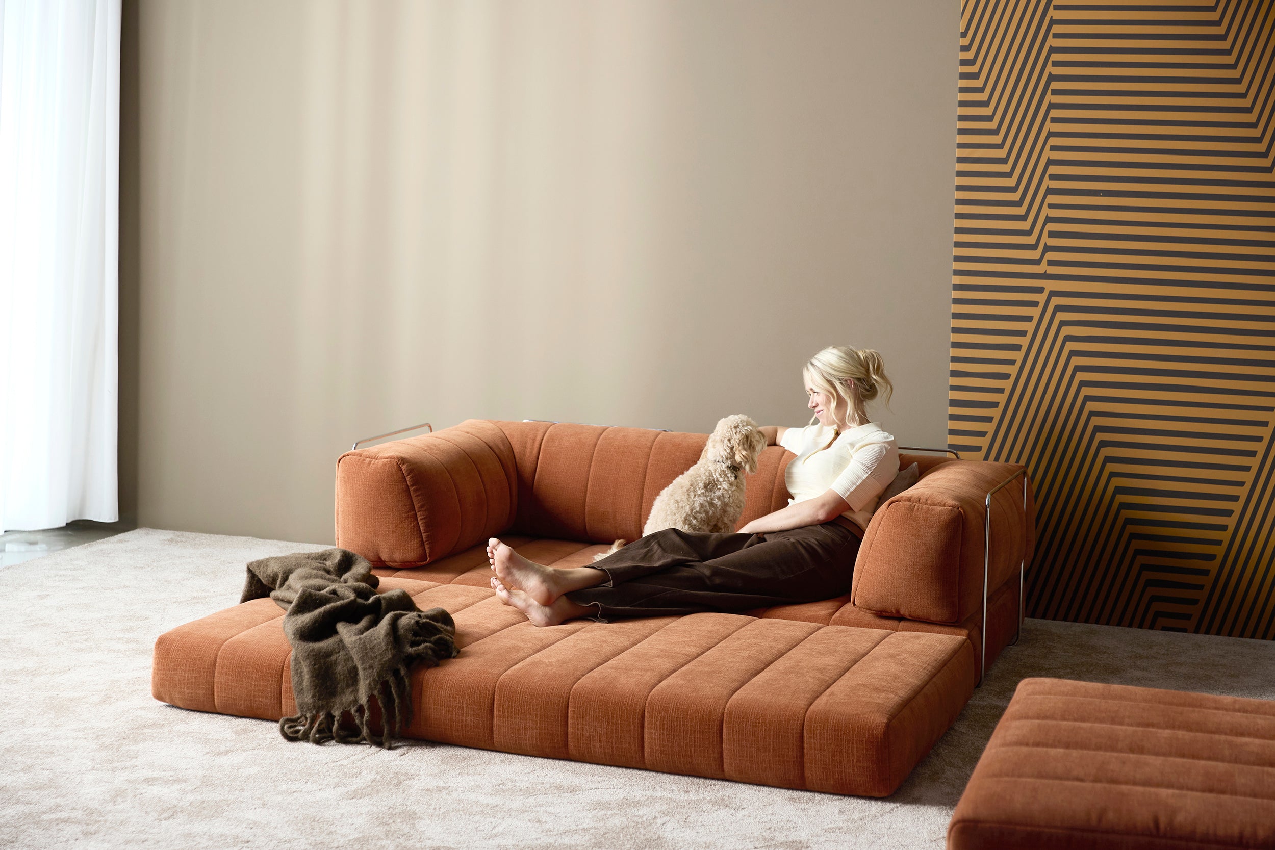 CozyPad Schlafsofa mit Armlehnen in 412 Esina Rust Orange präsentiert im Onlineshop von KAQTU Design AG. Bettsofa ist von Innovation Living
