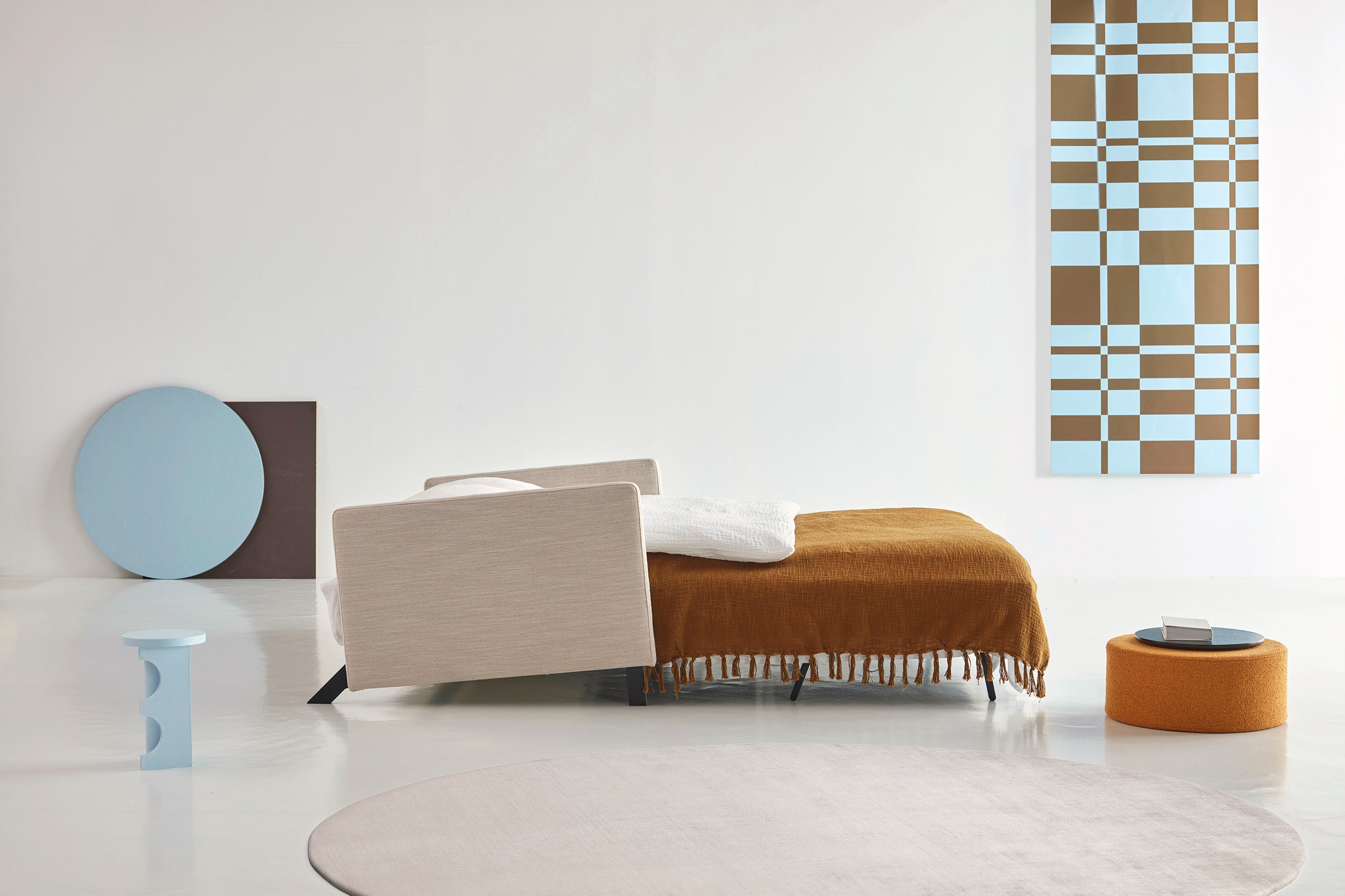 Cubed Klappsofa 160 mit Armlehnen in Sand 612 präsentiert im Onlineshop von KAQTU Design AG. Bettsofa ist von Innovation Living
