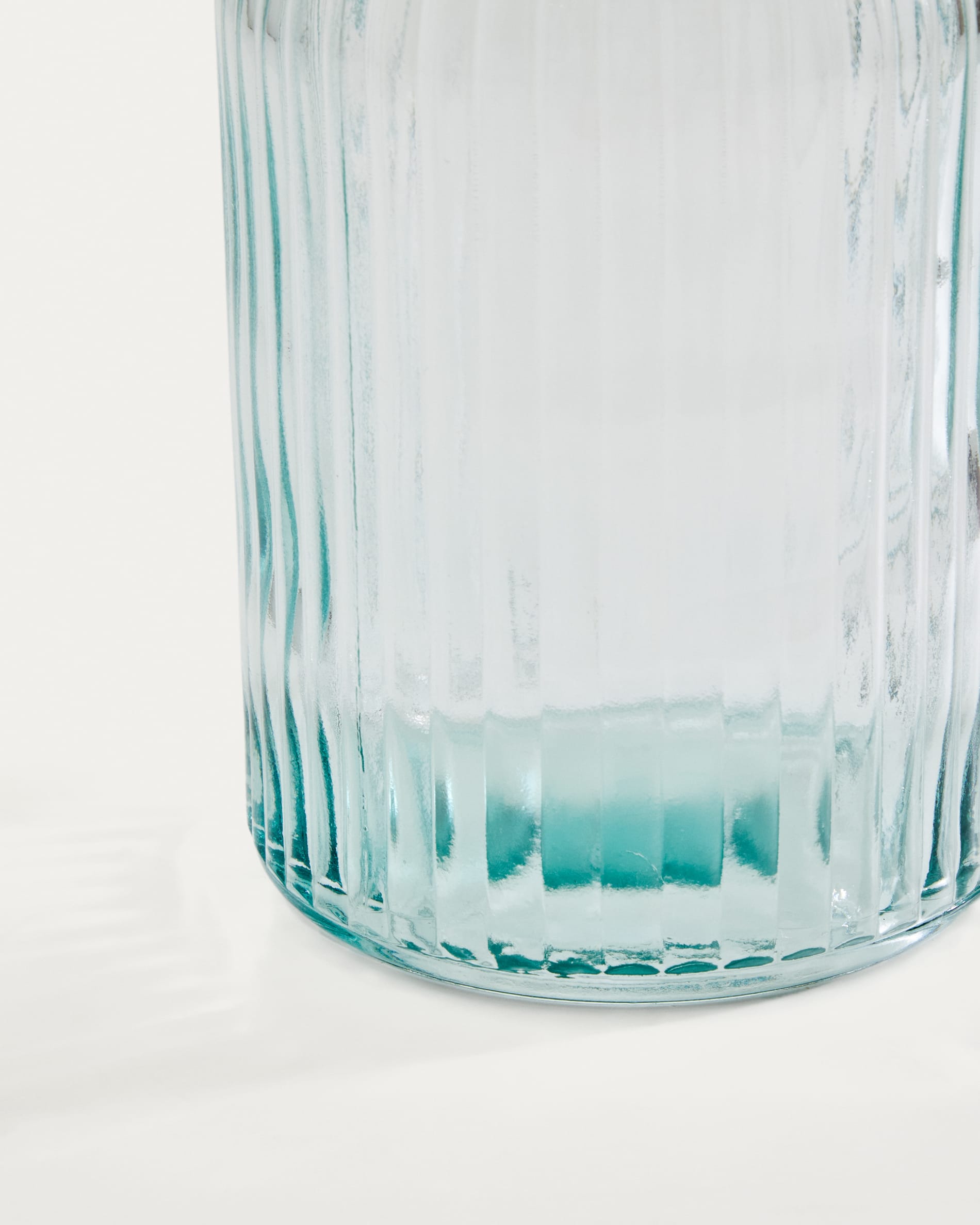 Marba Flasche gross aus transparentem Recyclingglas in Klar präsentiert im Onlineshop von KAQTU Design AG. Flasche ist von Kave Home